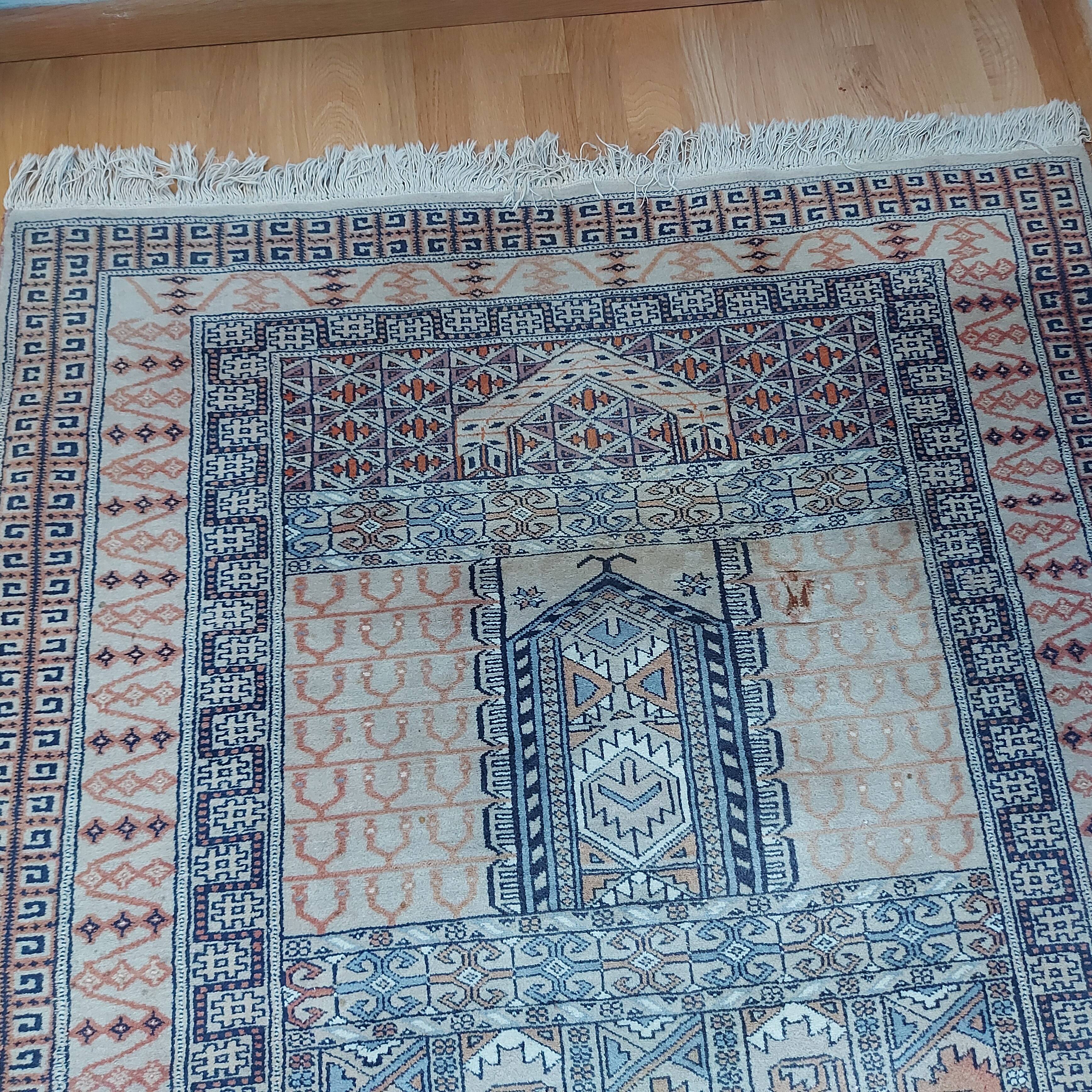 Oriental carpet 100% handmade, origin Pakistan.