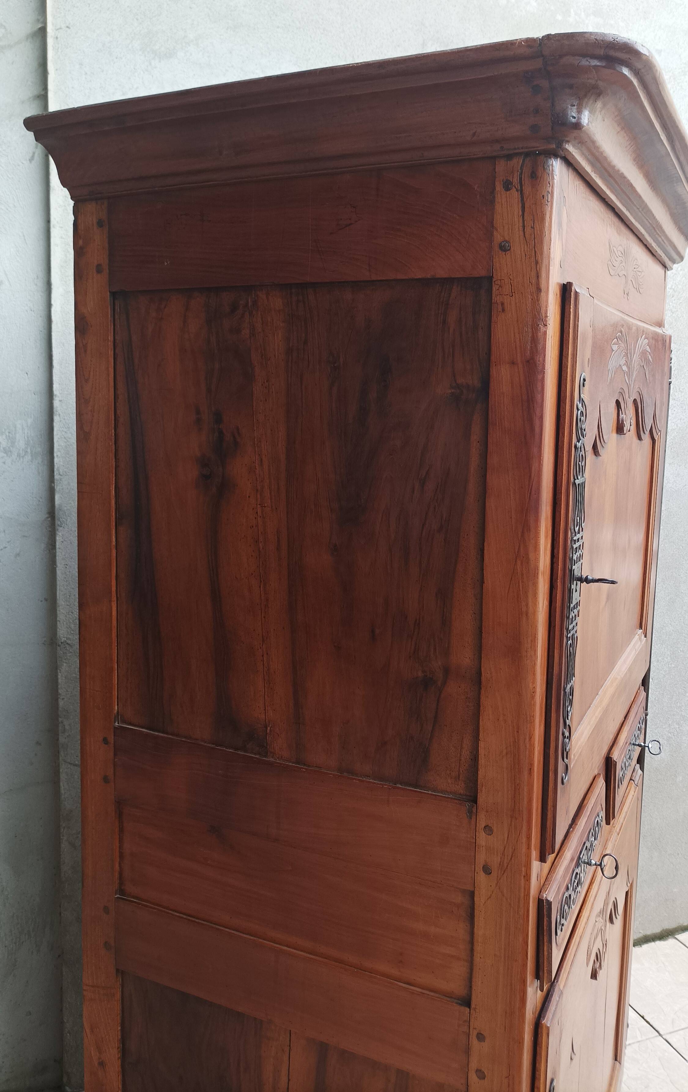 Cabinet vendéen homme debout louis xv en merisier