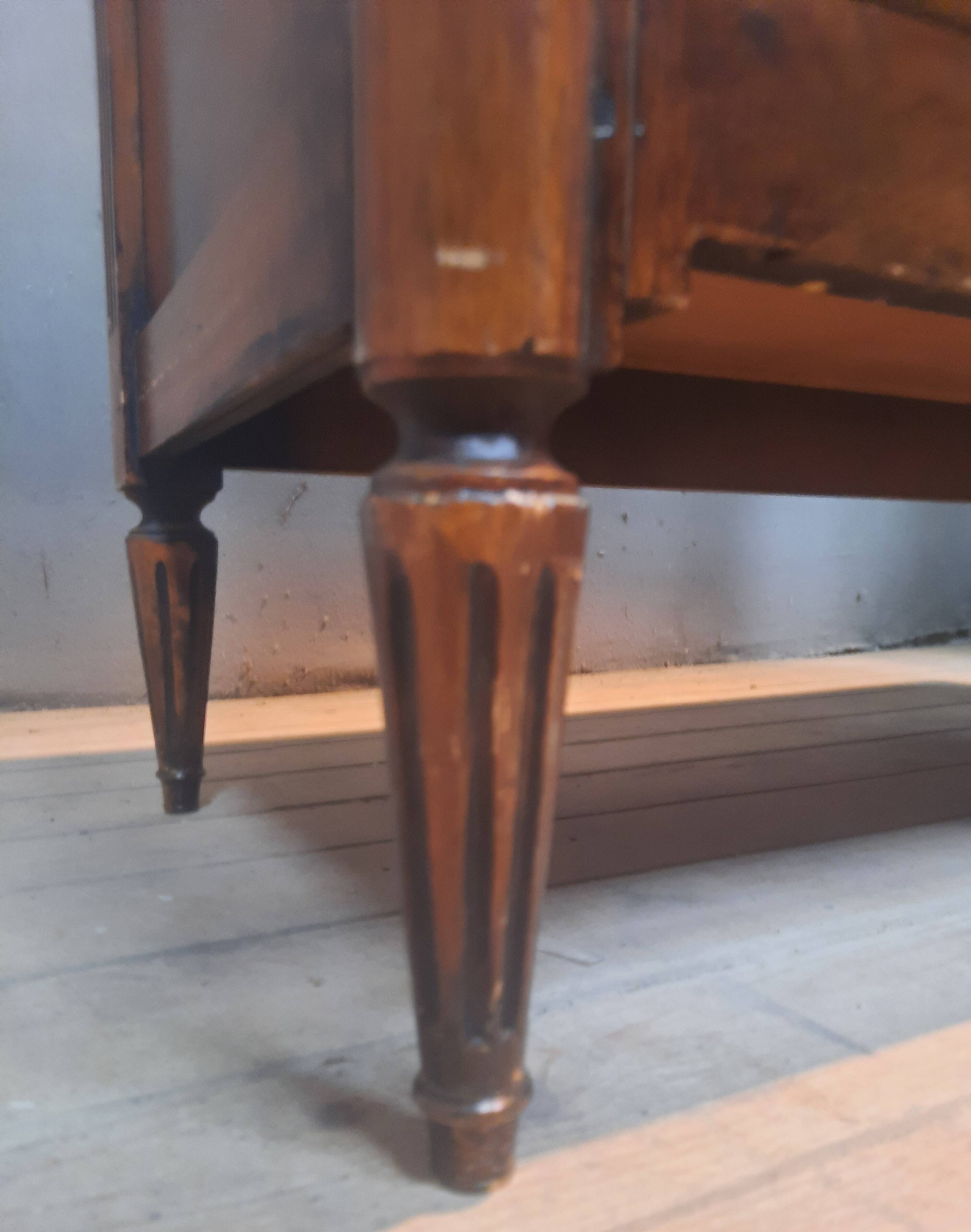 Commode de style Louis XVI à trois tirroirs