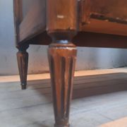 Commode de style Louis XVI à trois tirroirs
