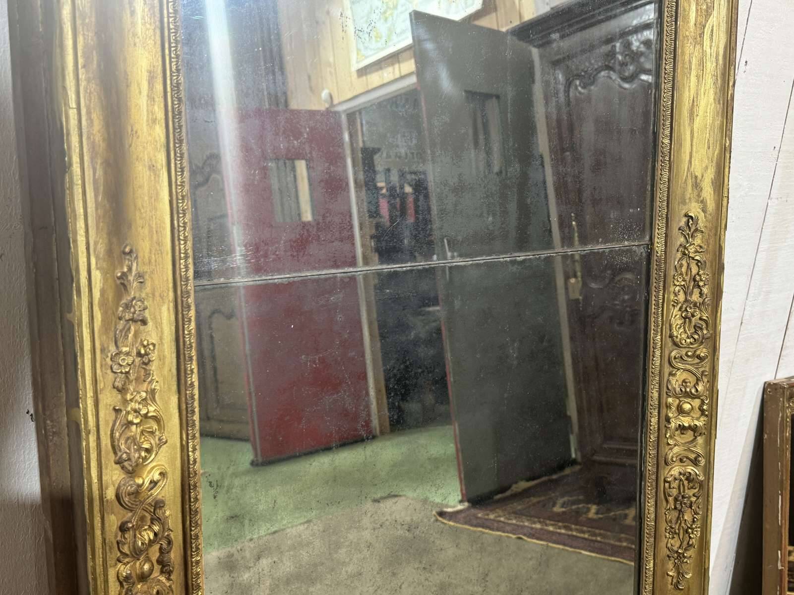 19th-century mirror in gilded wood and plaster.