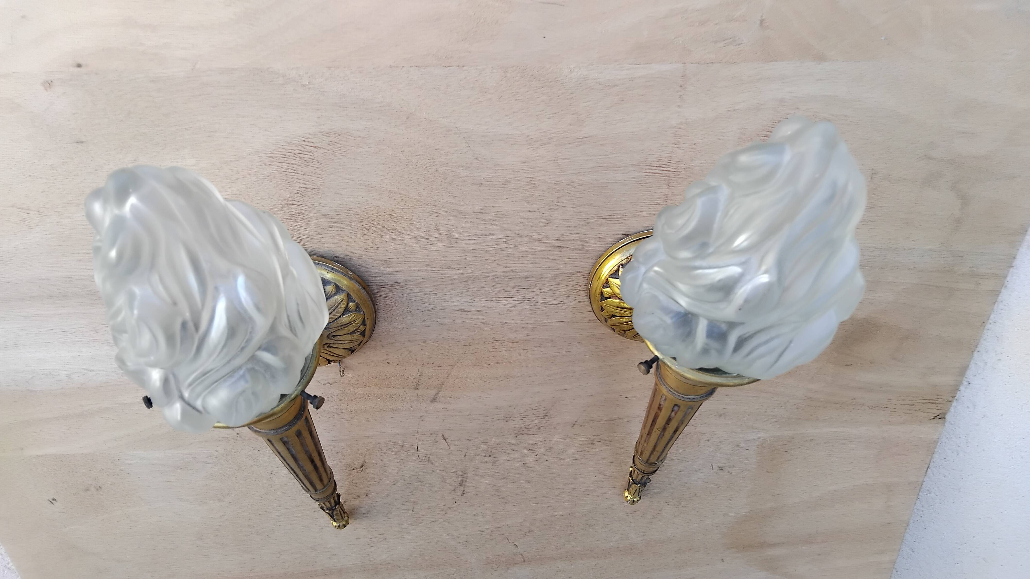 Paire d'appliques flambeau vintage en bronze