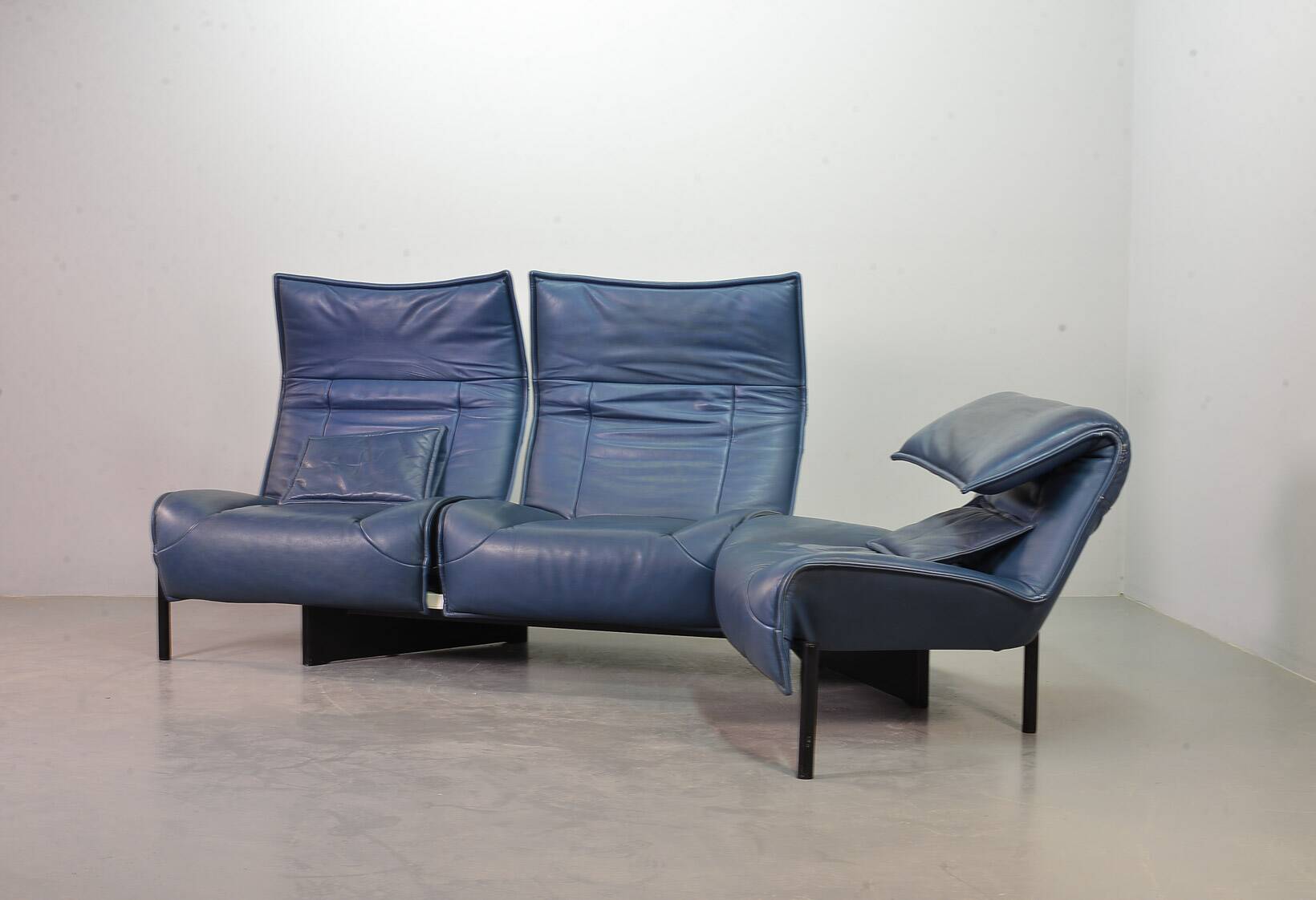 Vico Magistretti 3-Seat Flexible Cassina Blue Leather 'Veranda' Sofa, Italy
