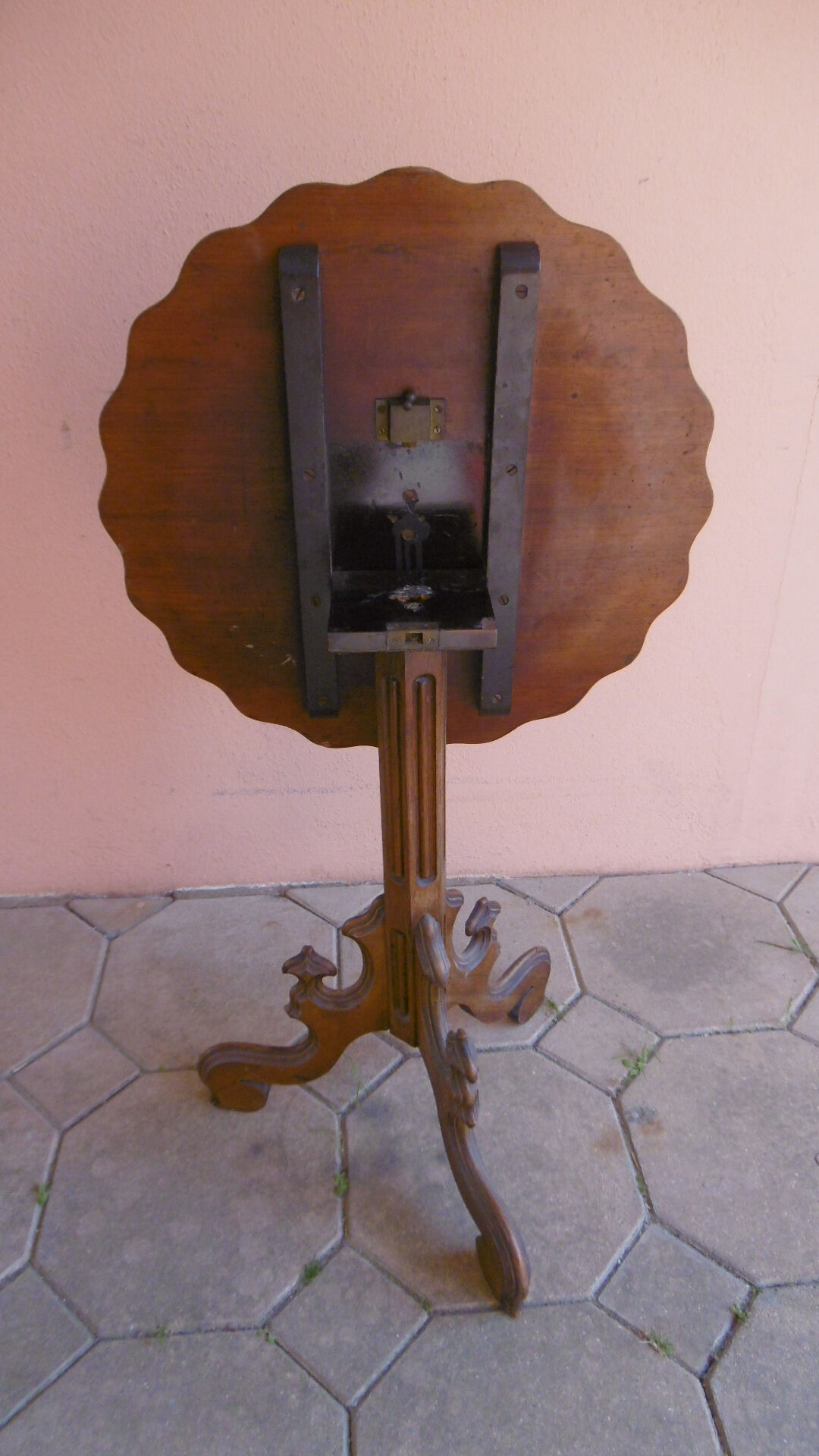 Gueridon table with folding top