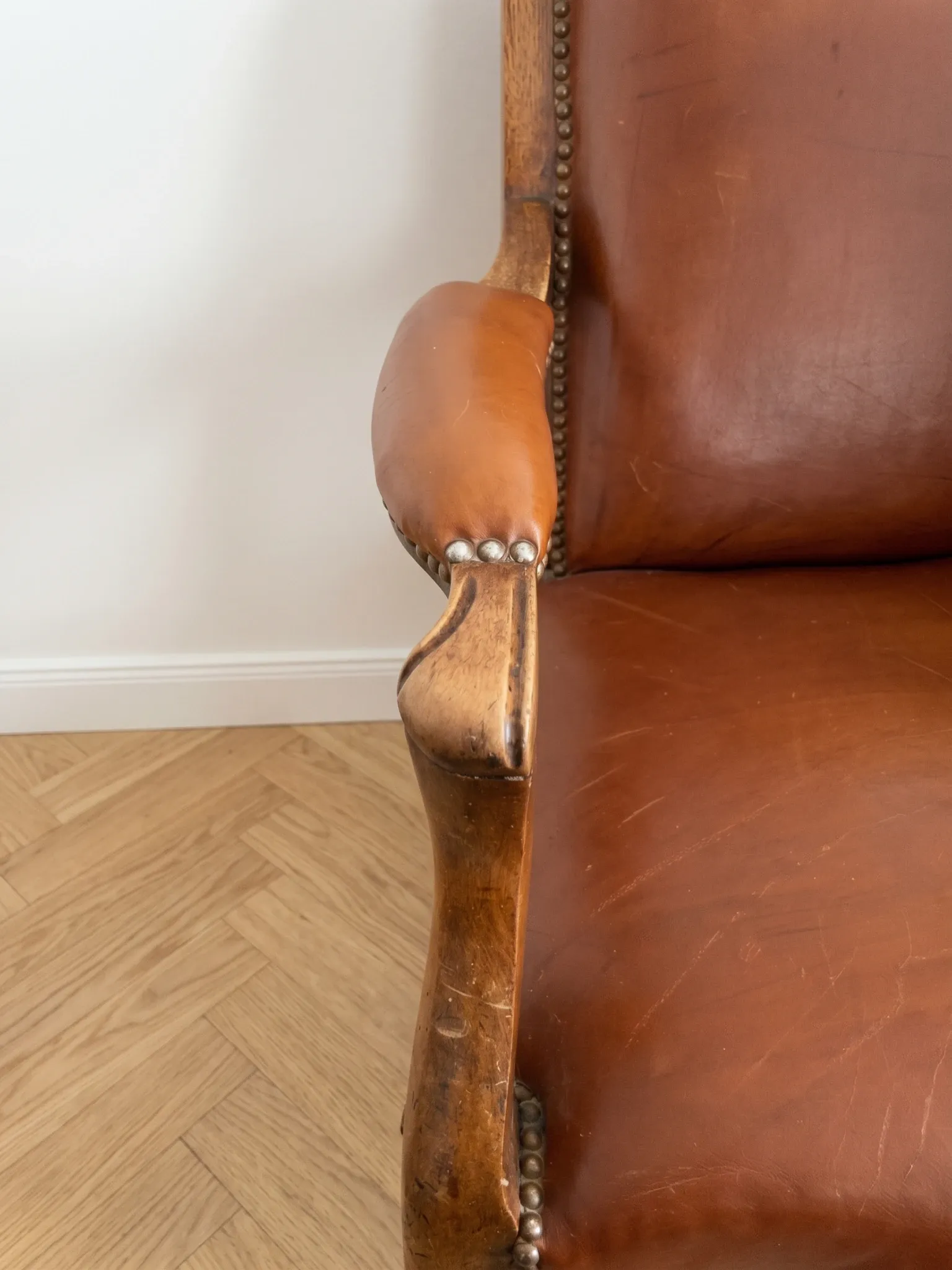 Classic vintage armchair in brown leather and oak