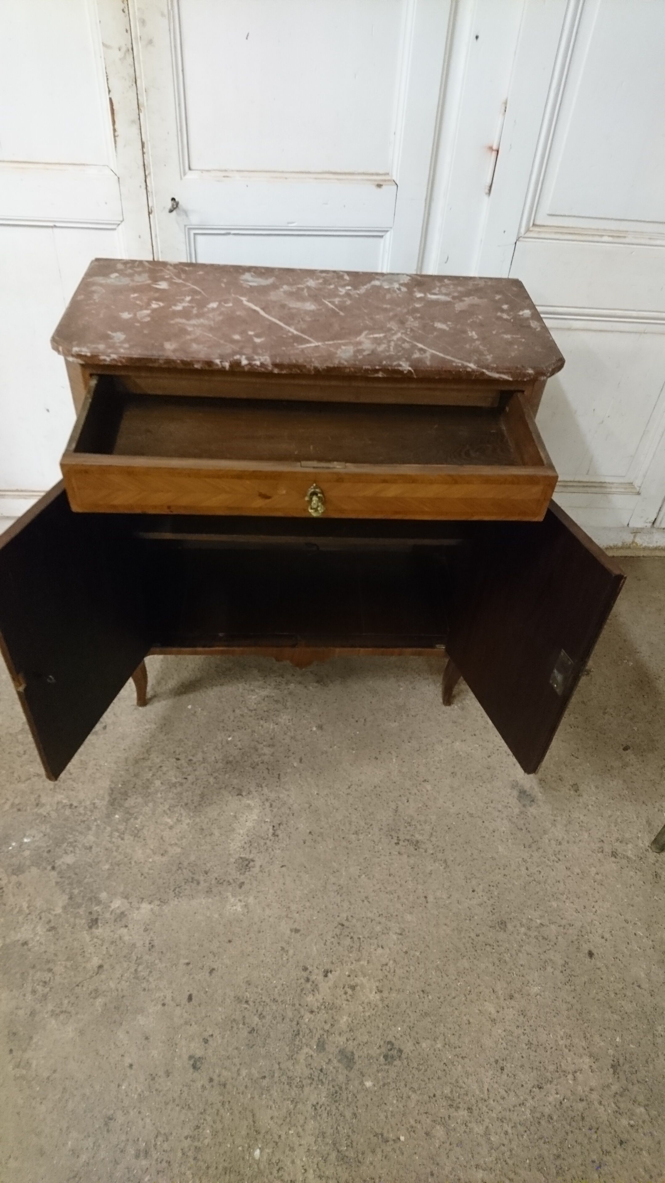 Commodity in rosewood veneer