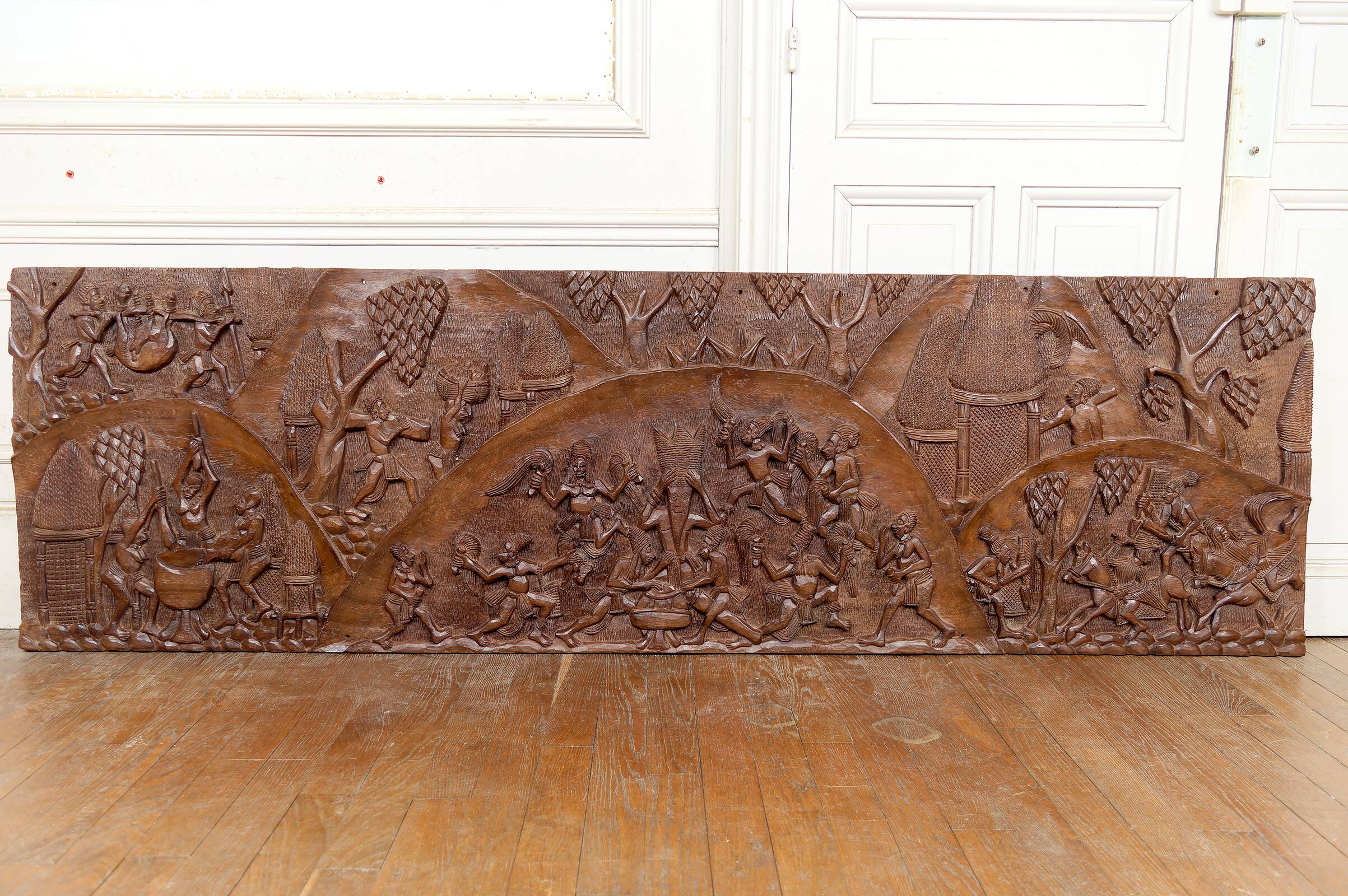 Important Monoxyle Panel, Bamoun Bas-Relief, Cameroon, Circa 1960