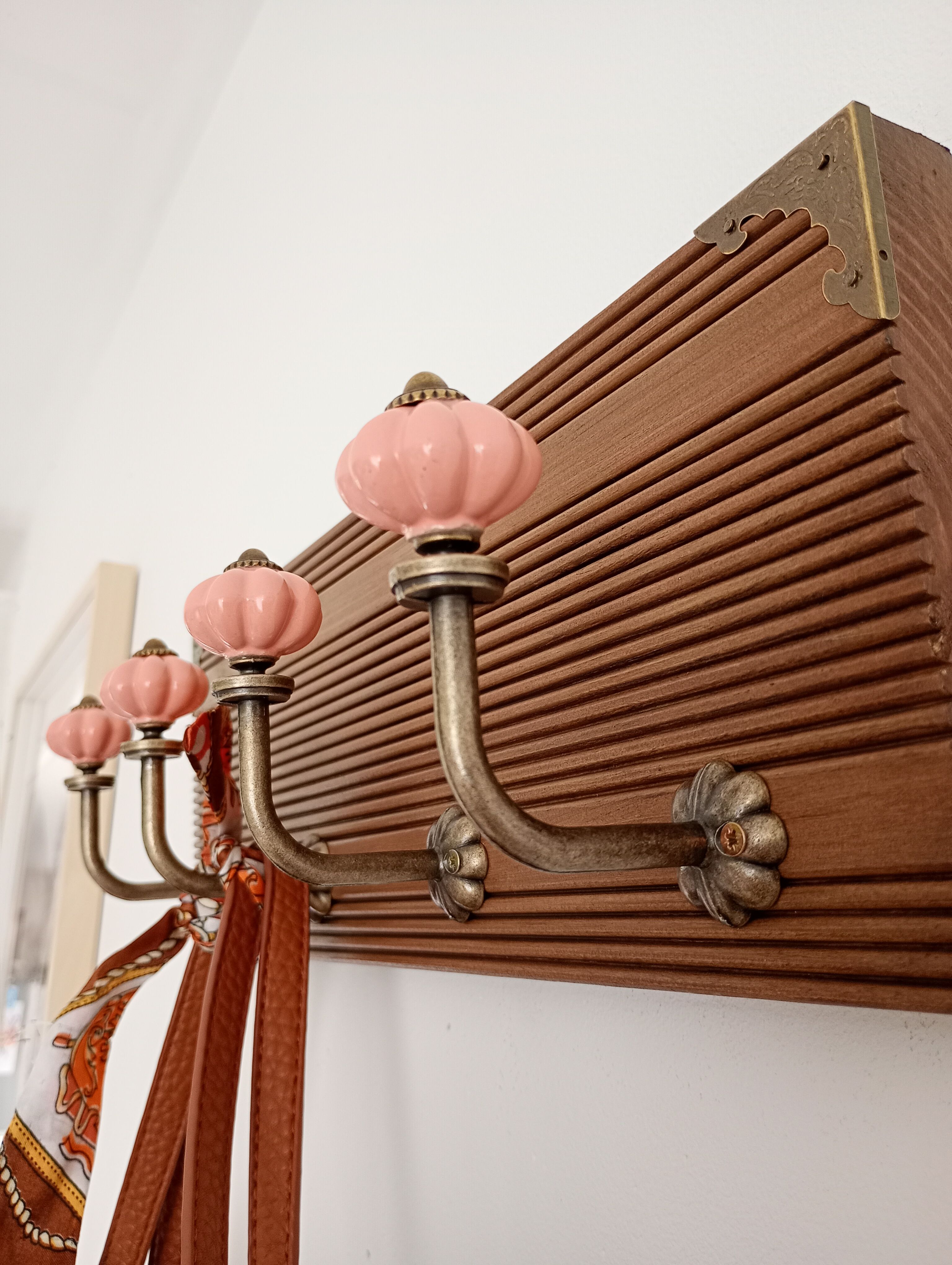 Vintage wall coat rack – 4 powder pink ceramic hooks – 40 cm