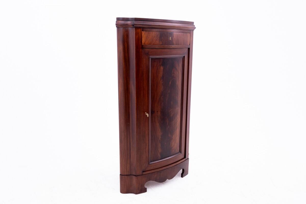 Commode d'angle en acajou, Europe du Nord, fin du XIXe siècle.