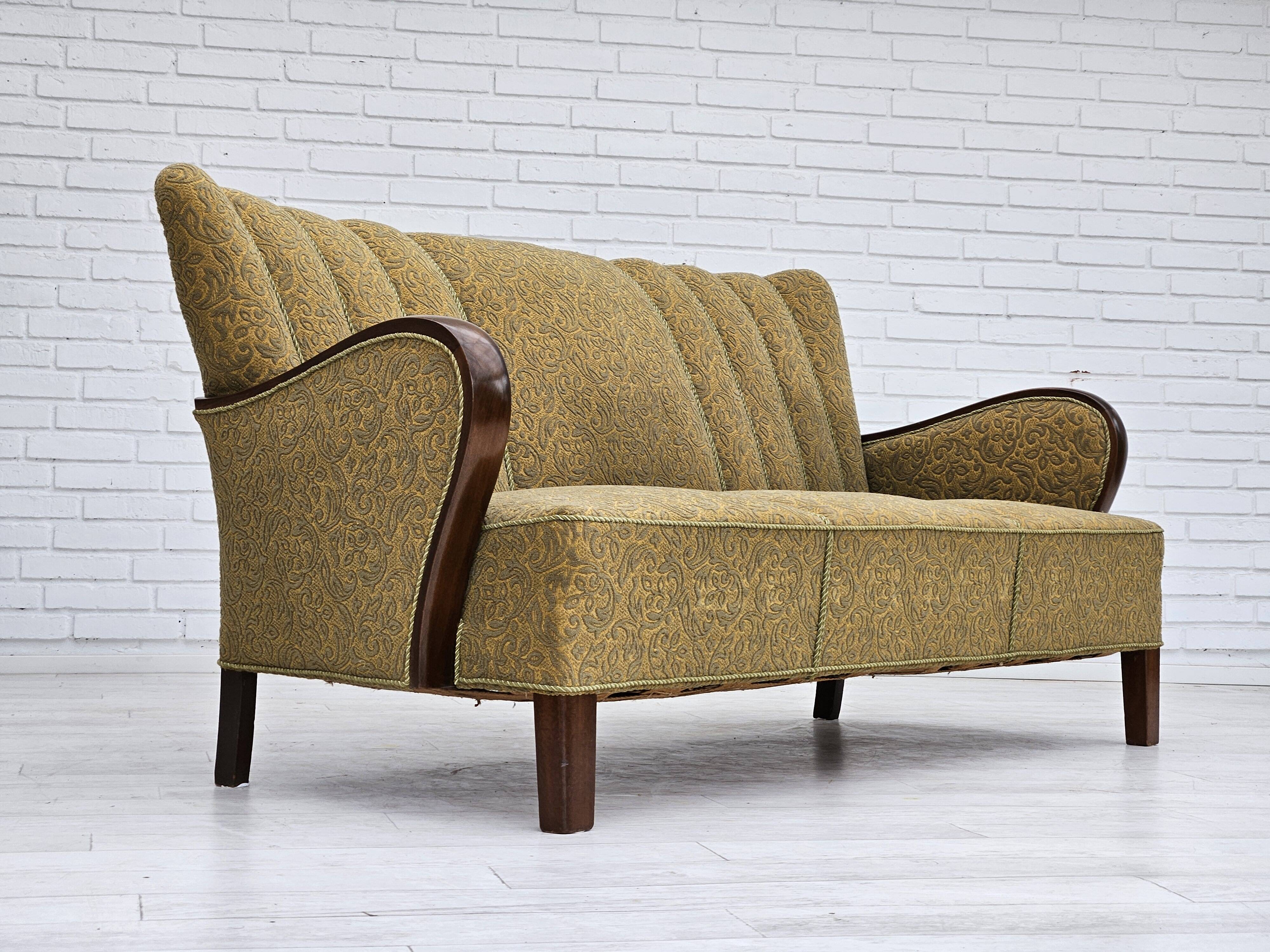 Années 1950-60, canapé danois 3 places, état d'origine, coton/laine, bois de hêtre.