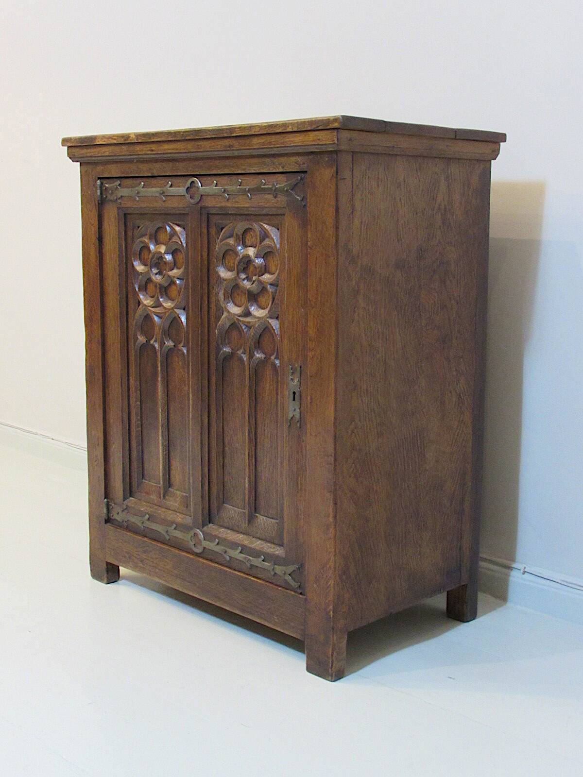 Antiqie Gothic carved oak cabinet, 1860