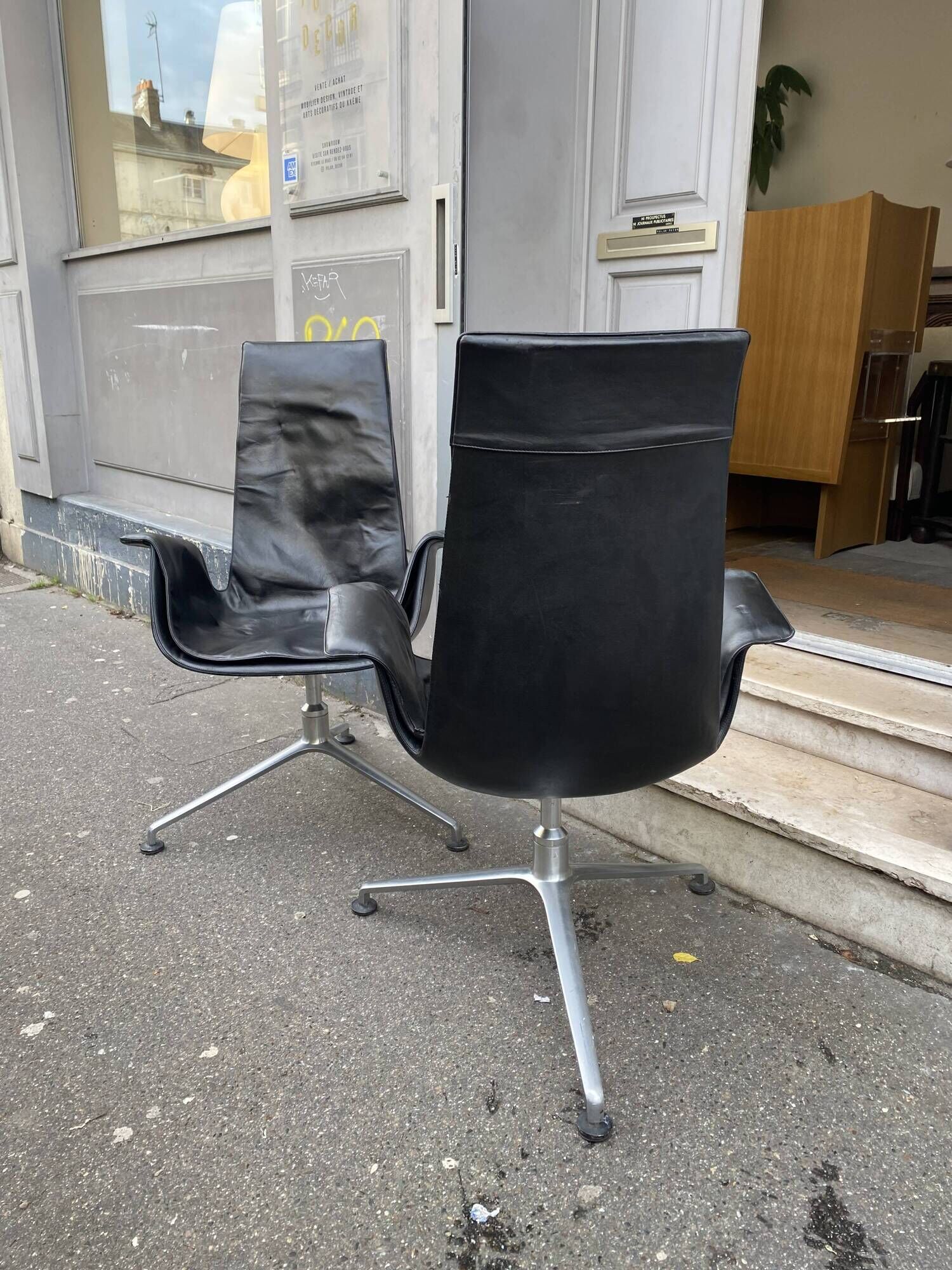 2 FK6725 chairs by Preben Fabricius and Jørgen Kastholm Editions kill inte