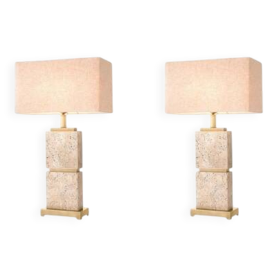 Paire de lampes de table en travertin et laiton patiné, parfaites pour les intérieurs contemporains.
