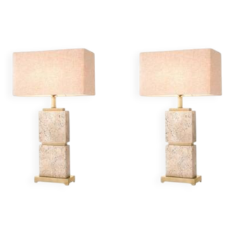 Paire de lampes de table en travertin et laiton patiné, parfaites pour les intérieurs contemporains.