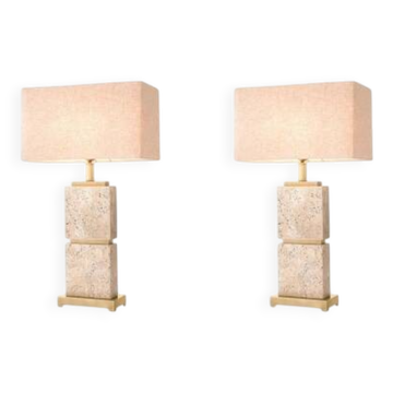 Paire de lampes de table en travertin et laiton patiné, parfaites pour les intérieurs contemporains.
