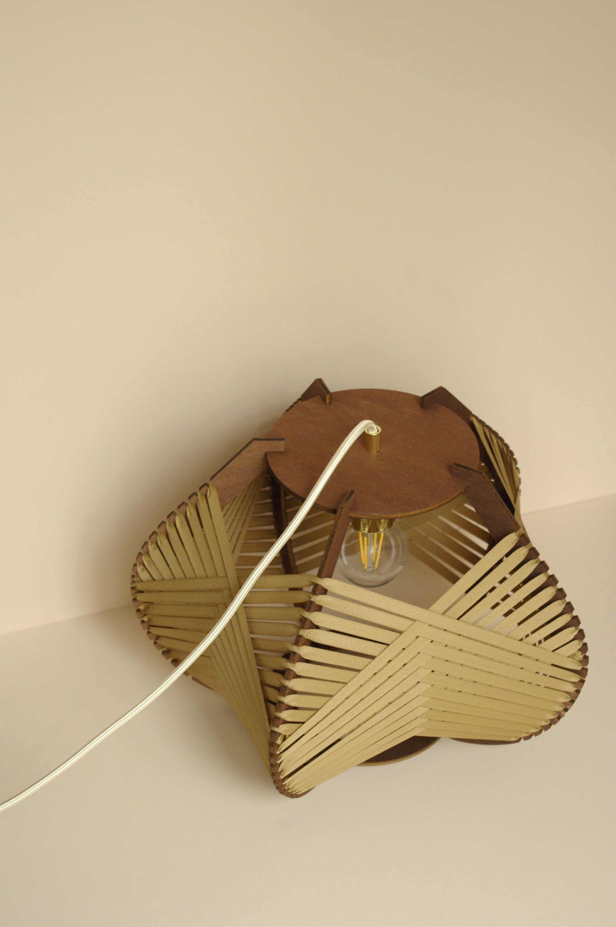 Lampe camel tissée à suspendre