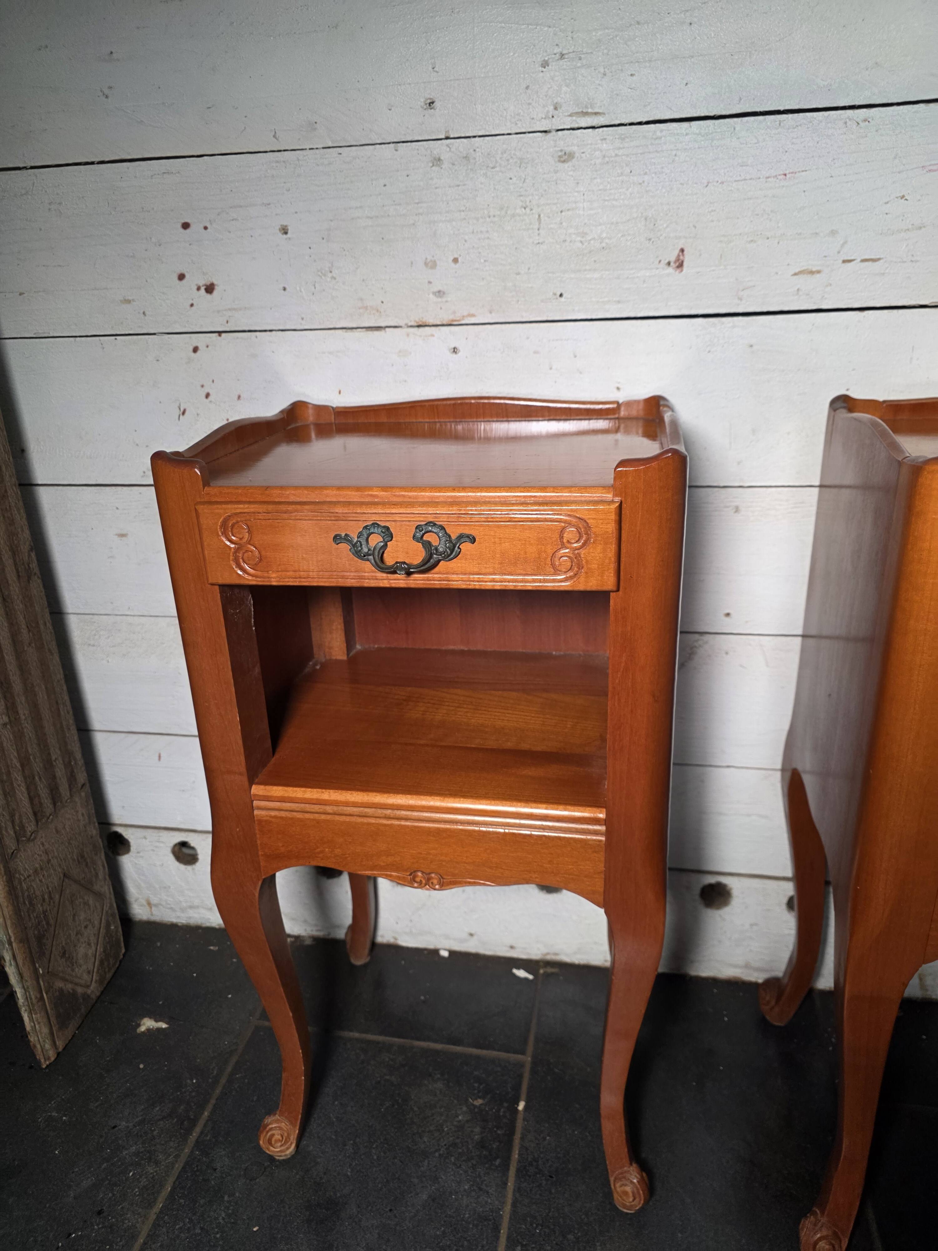 Paire de tables de chevet style Louis XV en merisier