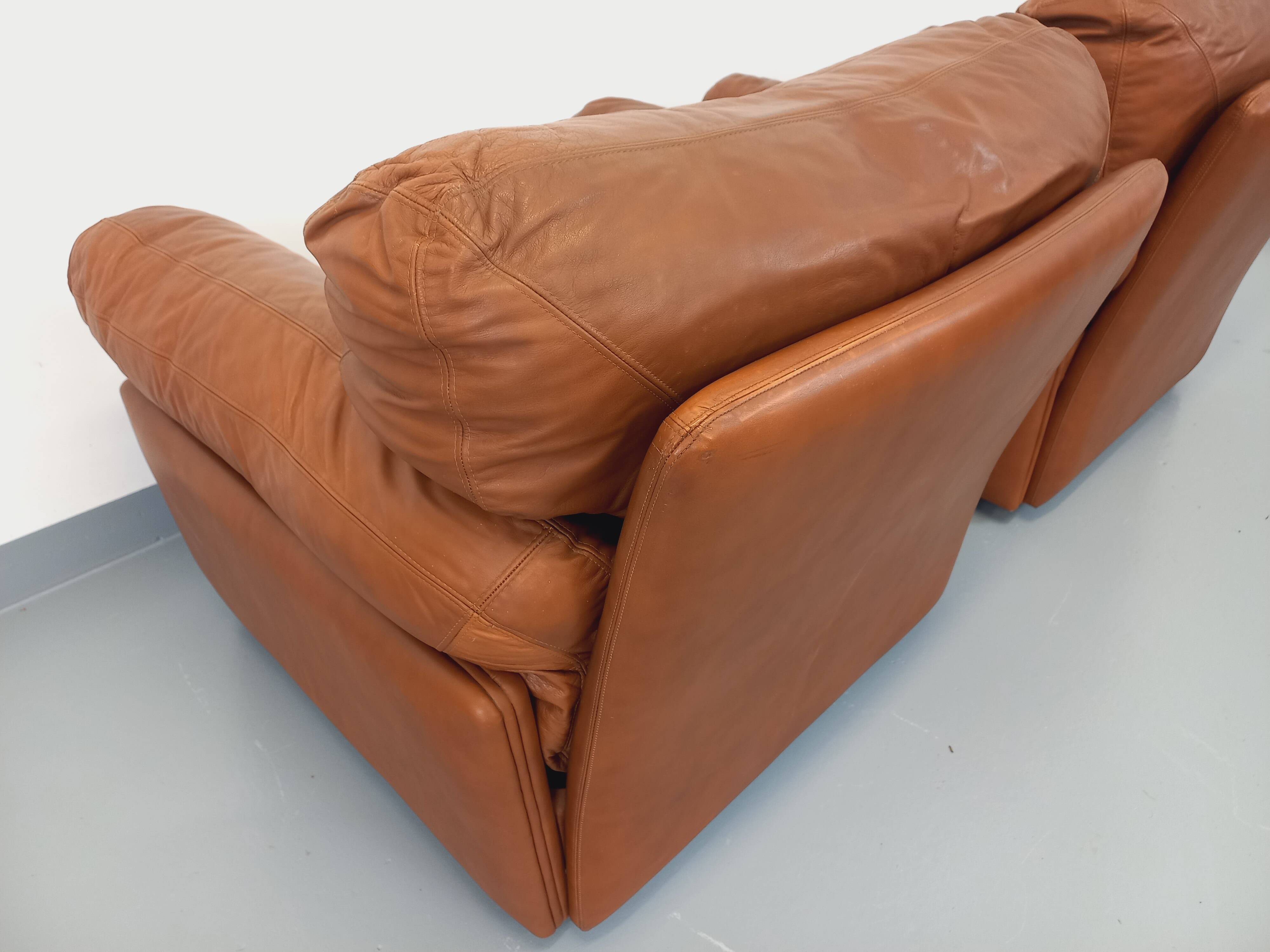 Pair of vintage Coquelicot lounge chairs by Tito Agnoli for Poltrona Frau in leather from the 70s