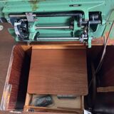 Meuble avec machine à coudre MIP ancien