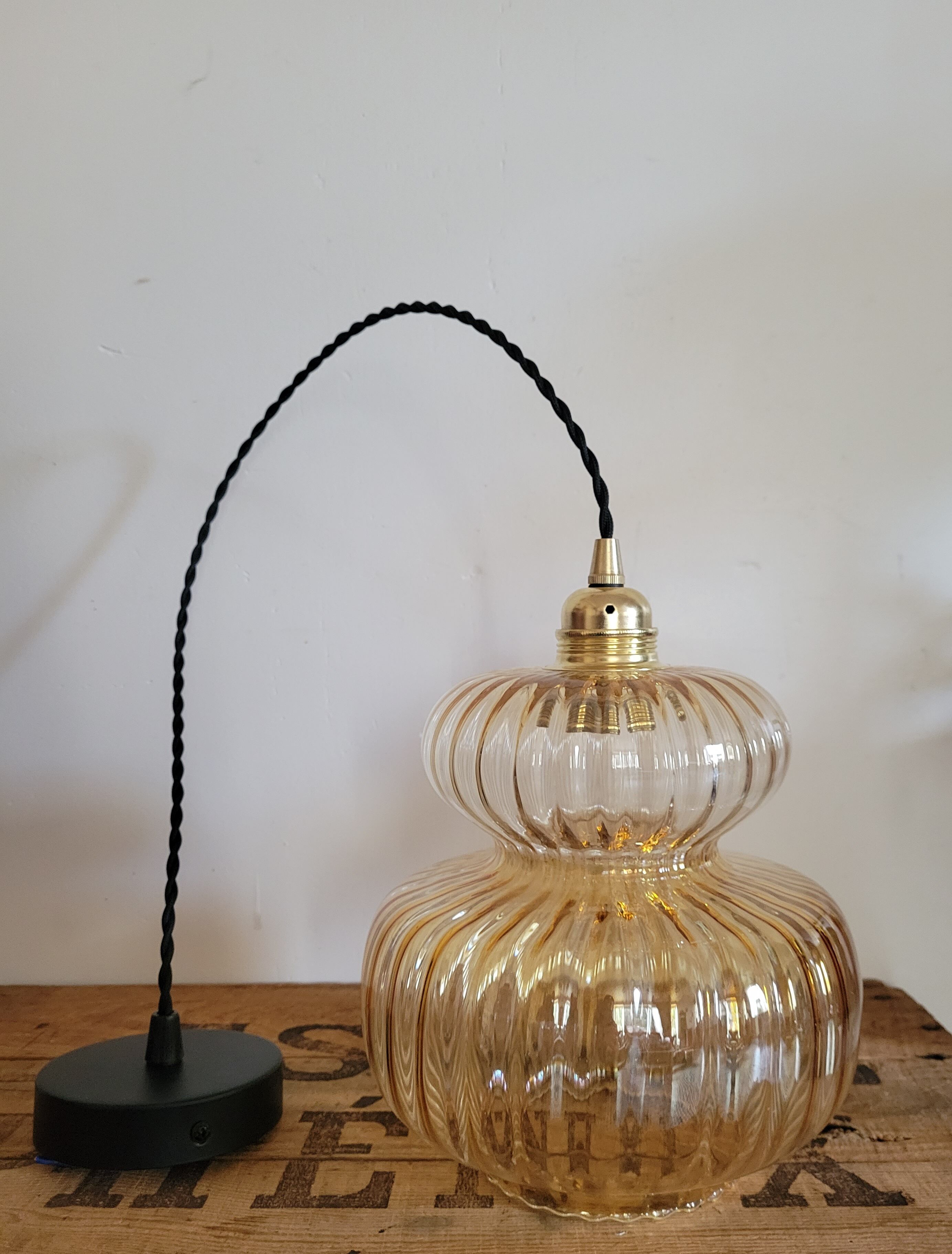 Striated glass suspension