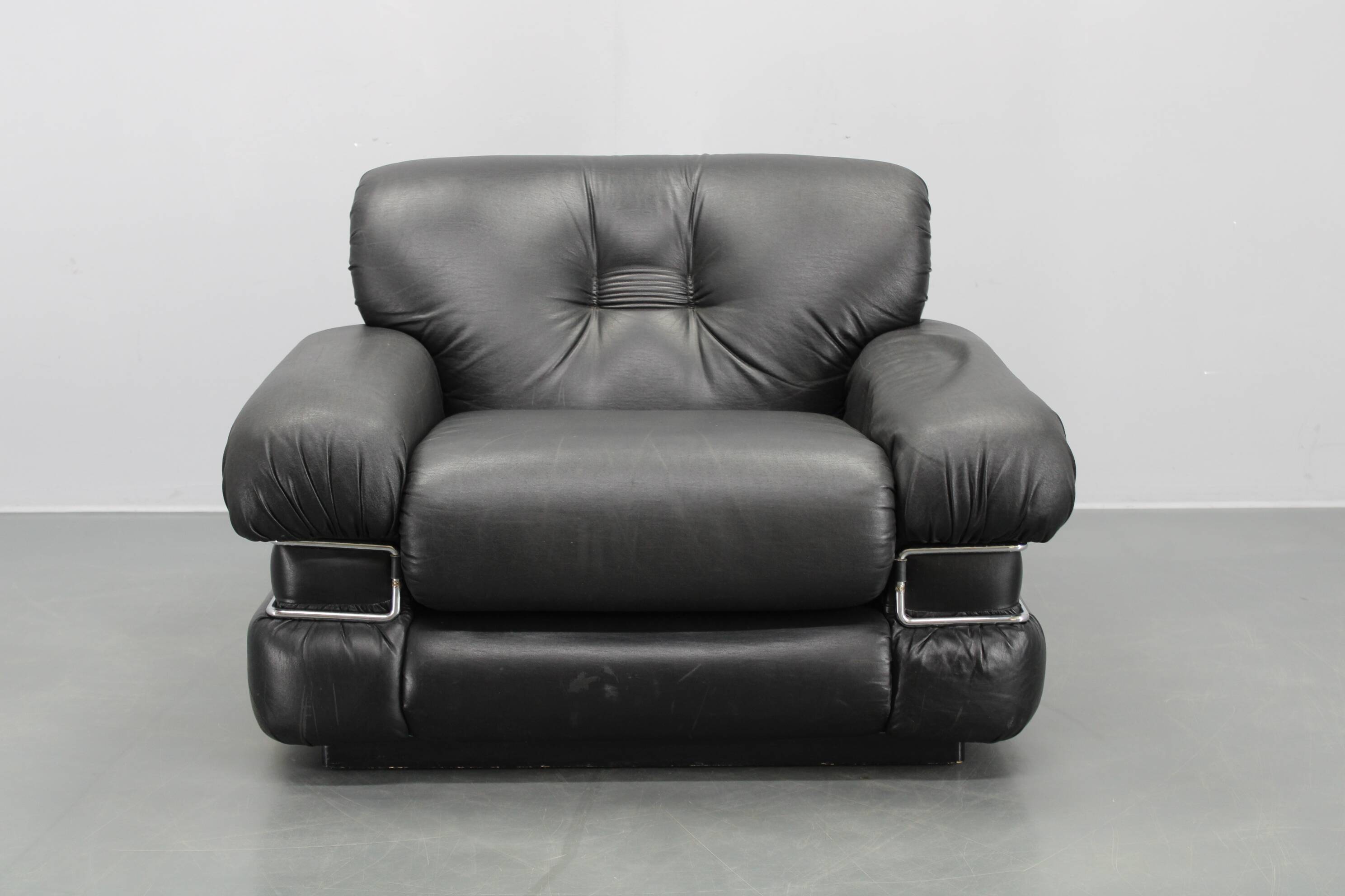 Fauteuil Pompon italien des années 1970 en similicuir noir, signé Ceriotti