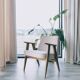 Fauteuil vintage en chêne, motif bouclé « poudre rose », création de Chierowsk