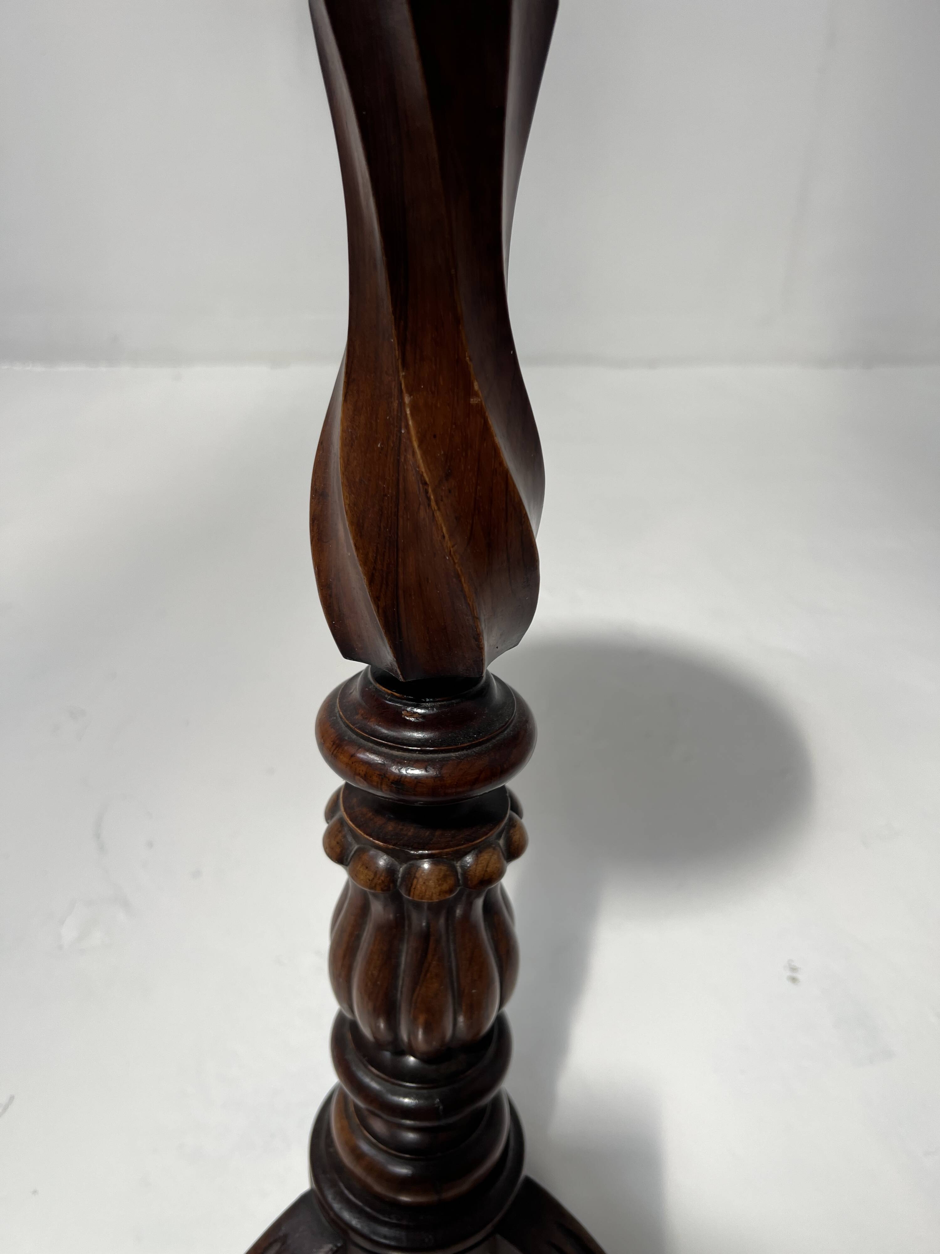 Napoleon III style gueridon in walnut and marble, 20th century.