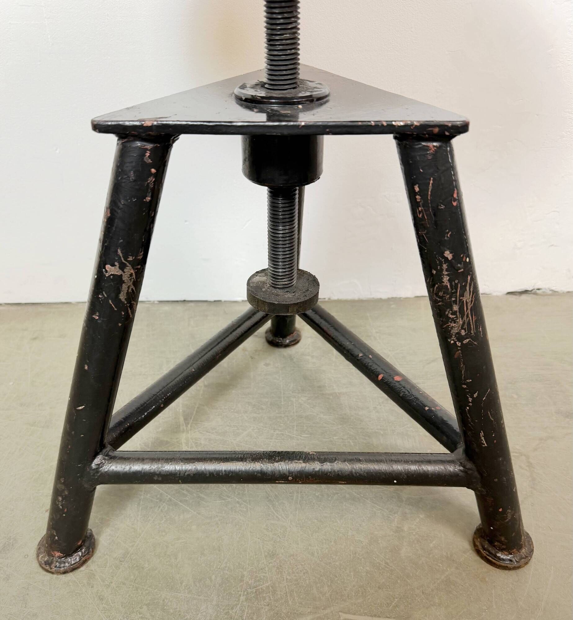 Tabouret pivotant industriel noir, années 1960