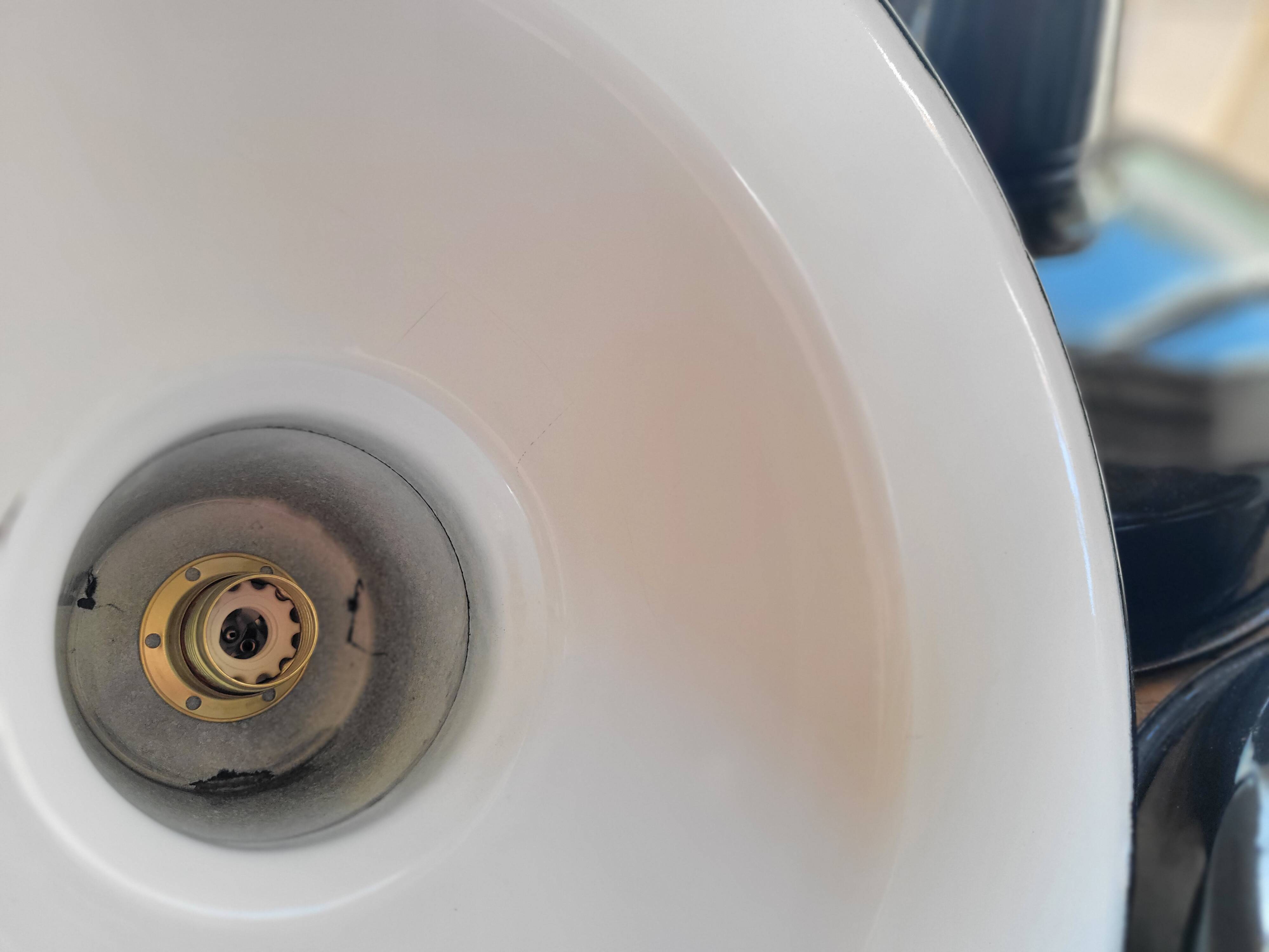 Trio of suspensions in enamelled sheet metal
