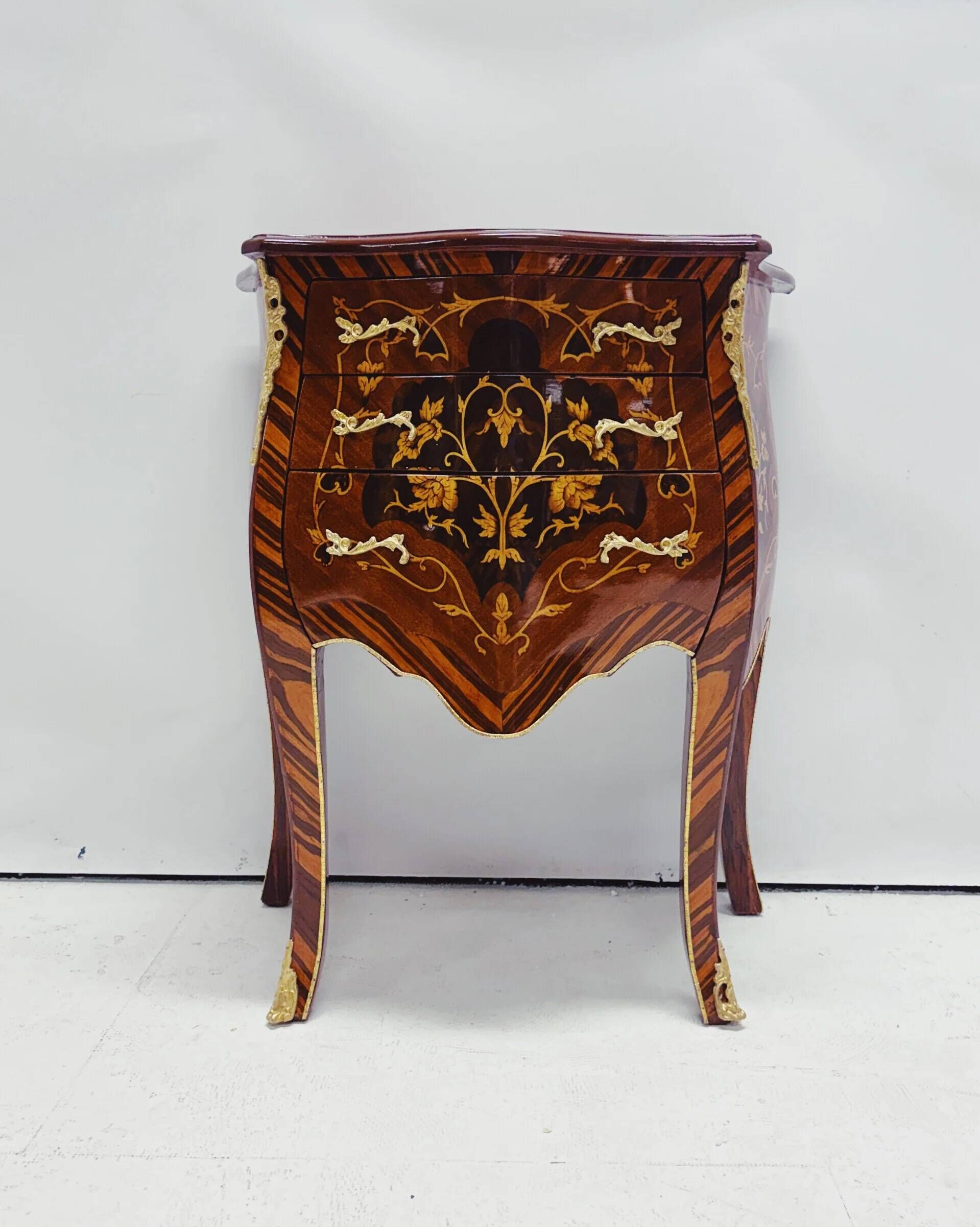 Marquetry chest of drawers with inlay in Louis XV style