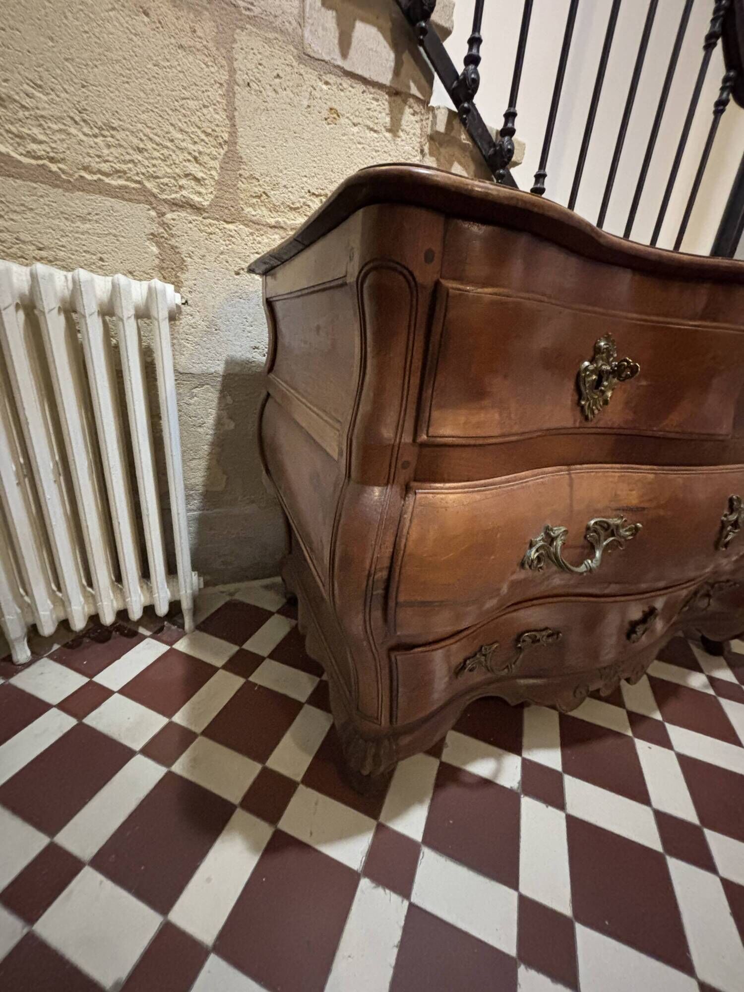 18th-century antique commode in pear wood. Very good condition. Original legs.