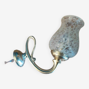 Wall light with golden metal tulip support, pockmarked glass