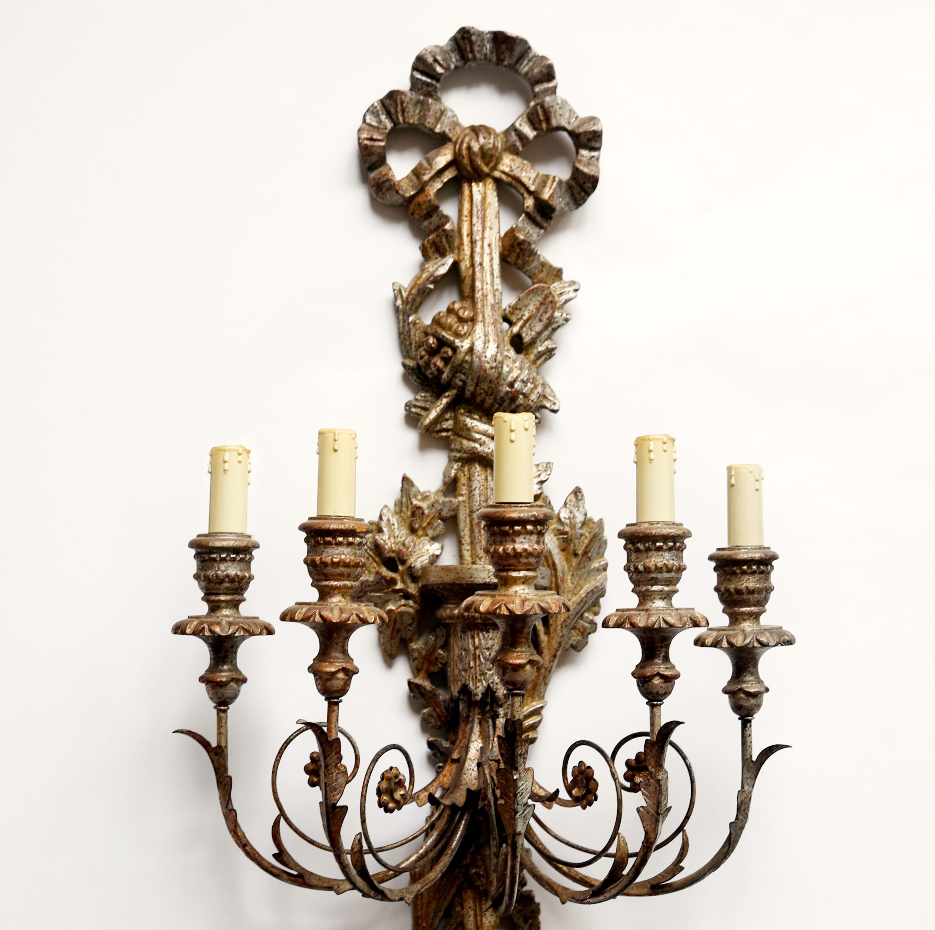 Large pair of wall light with 5 arms of light in gilded, silver and patinated wood