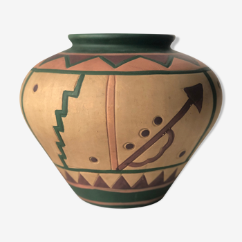 Broad ethnic round vase