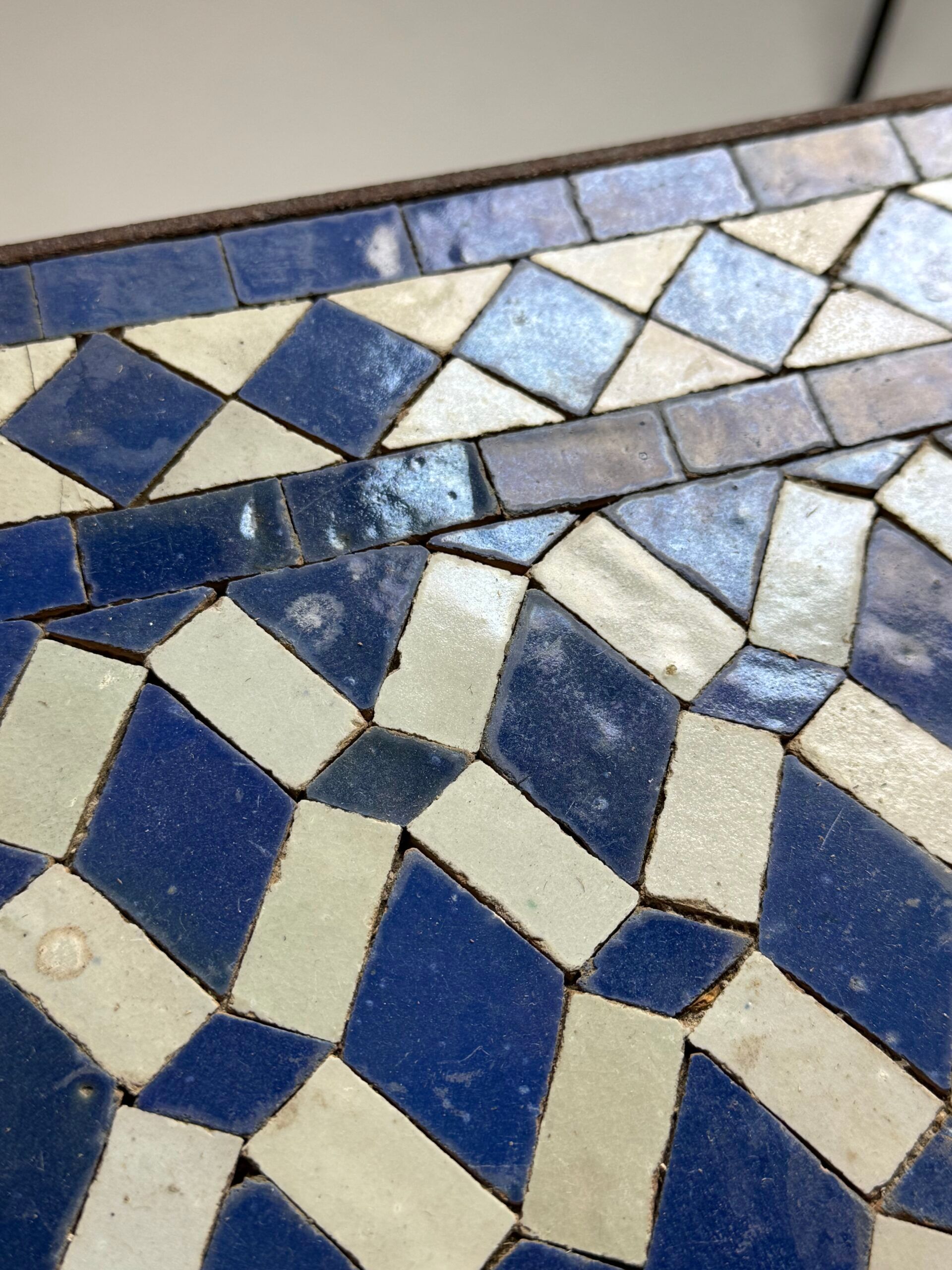 Table d'appoint en mosaïque et fonte