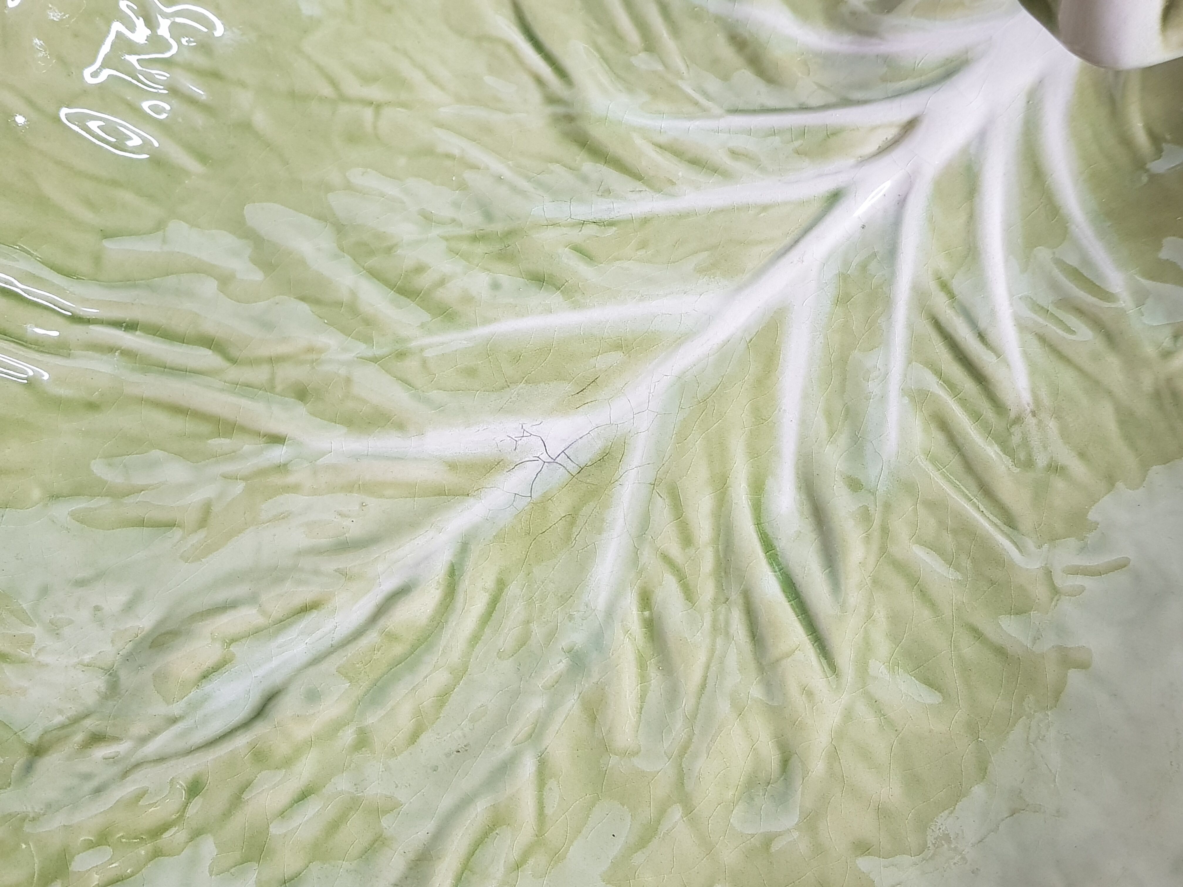 Dish in earthenware "chou leaf" Bordallo Pinheiro, 32 cm