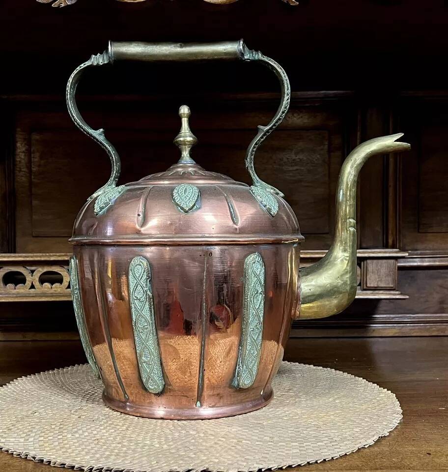 Orientalist kettle in hammered copper, 19th century, pretty shape with chiseled decorations