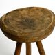 Tabouret en bois massif à trois pieds, sculpté à la main des années 1900, avec une patine fantastique.