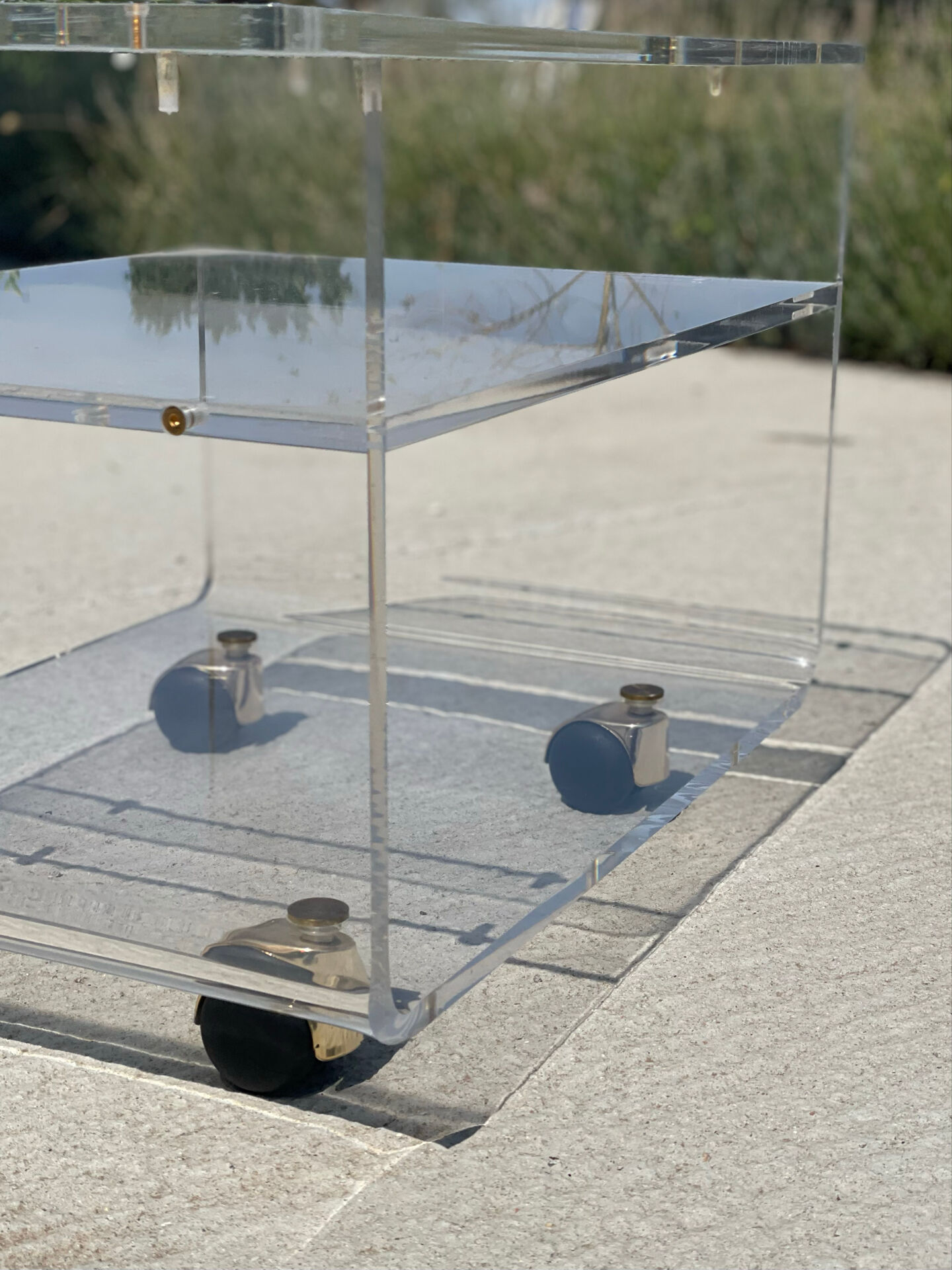 Table de dessert en plexiglas par David Lange – Les Invisibles du Marais, années 1970