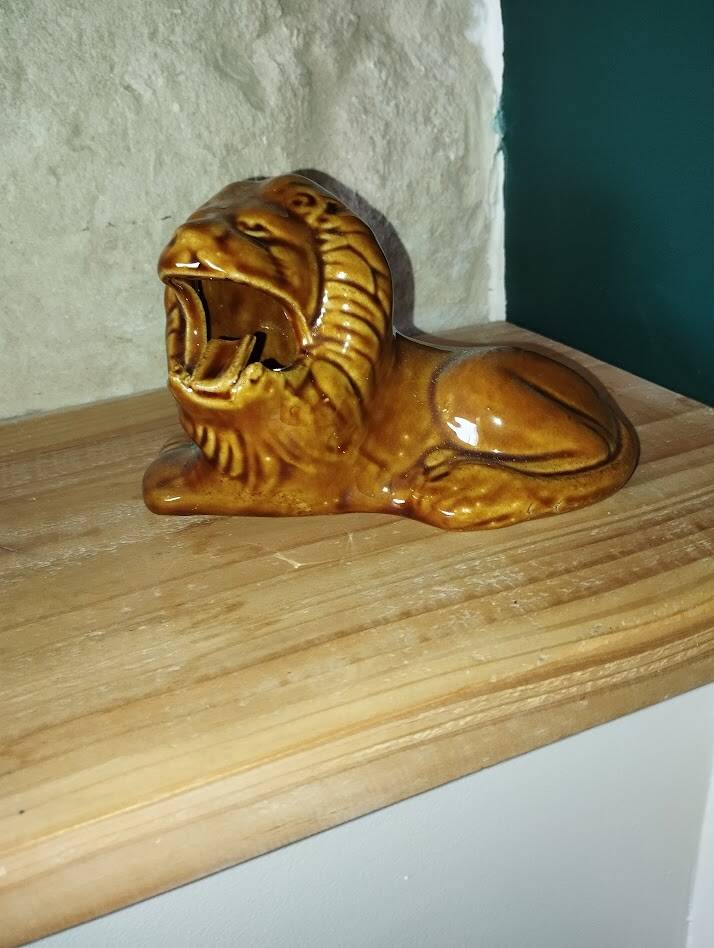 Ceramic lion – Vintage cigarette holder – 1950s–60s