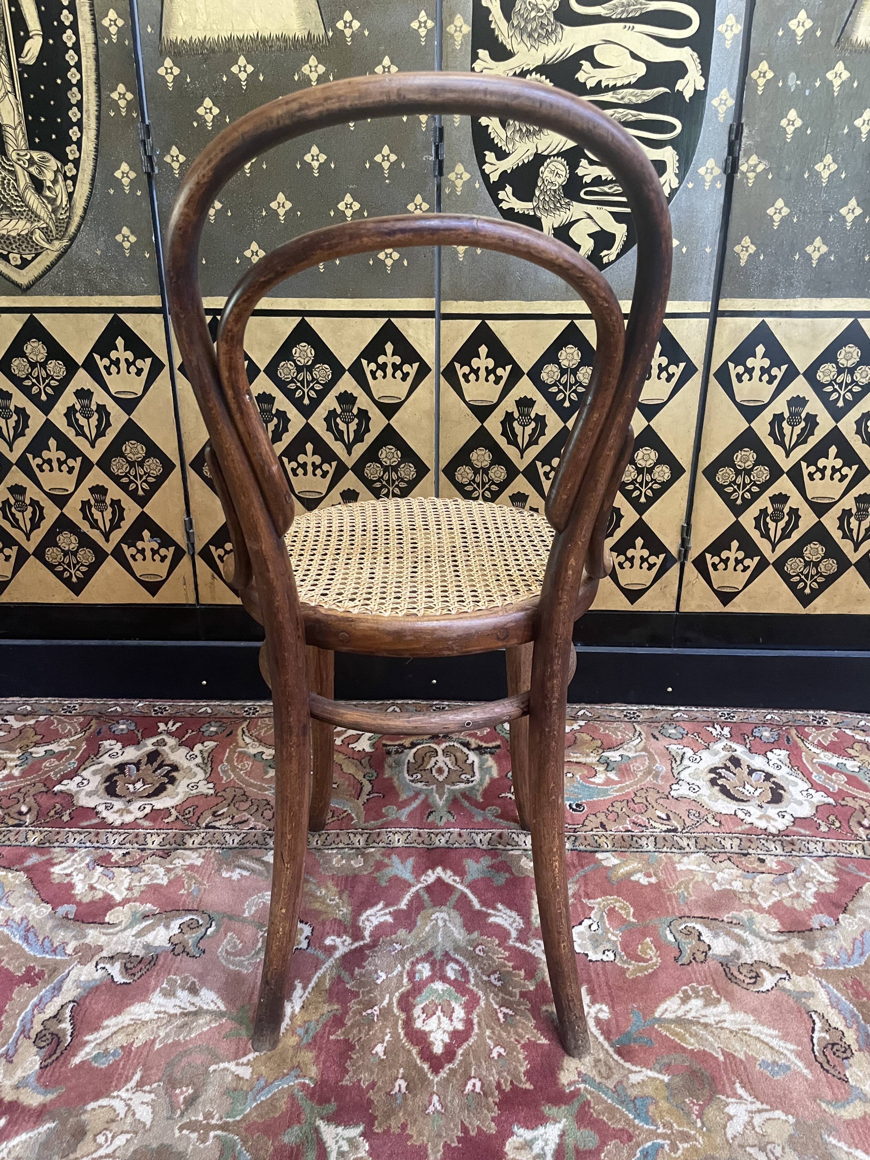 Suite de 6 chaises bistrot en cannage Thonet restaurées