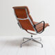 Fauteuil lounge Eames modèle EA 216 softpad en cognac