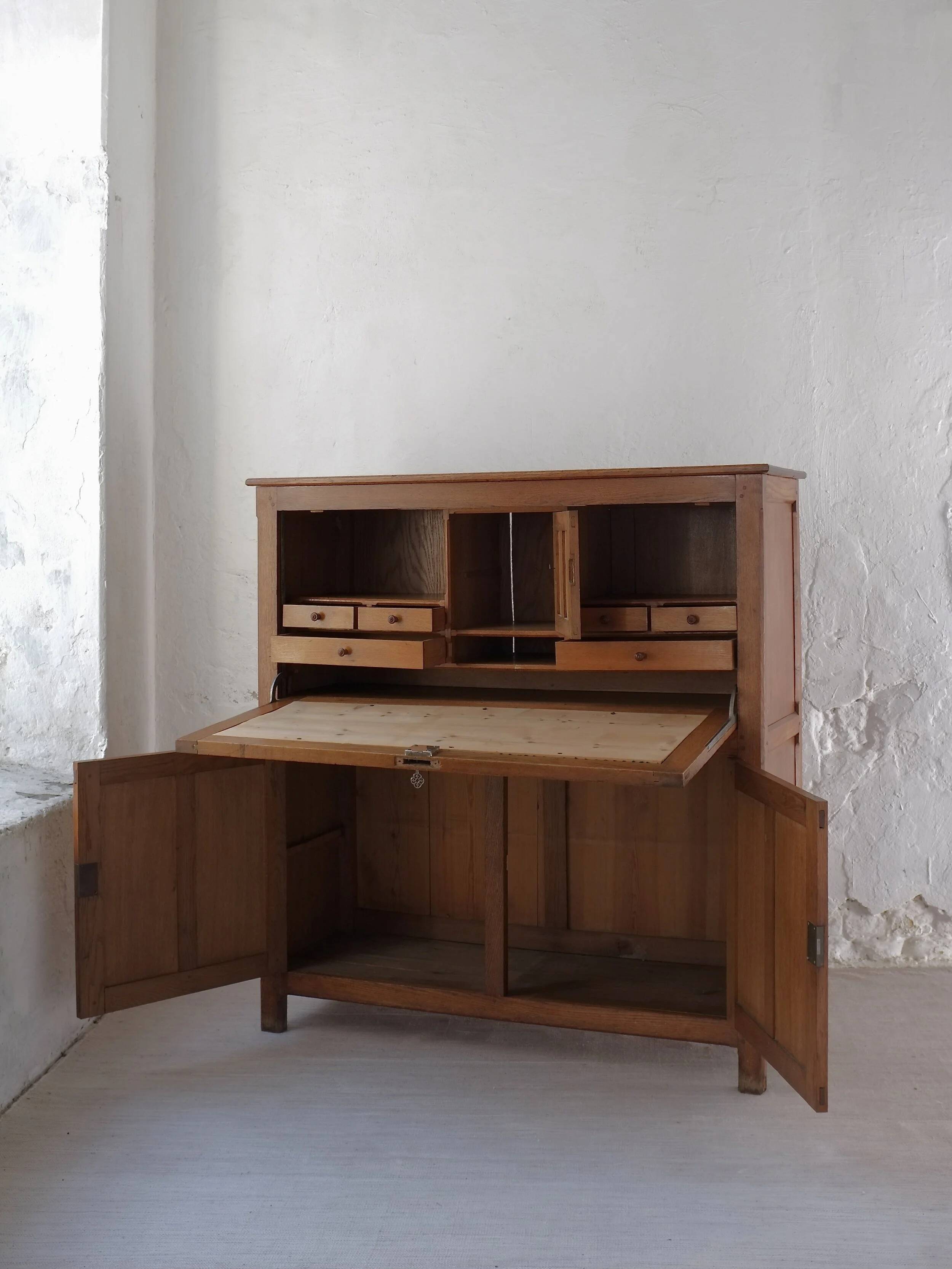 Gothic style carved oak cabinet | Belgium | 1900s