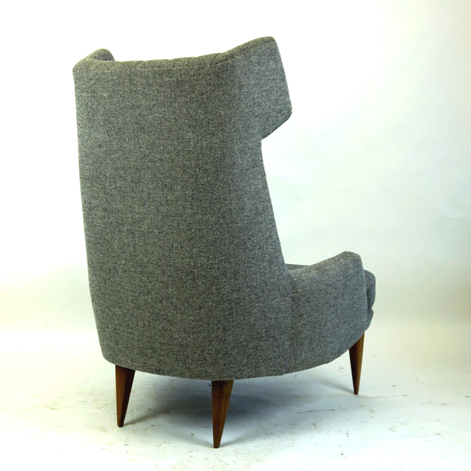 Fauteuil à oreilles monumental gris autrichien du milieu du siècle par Oswald Haerdtl