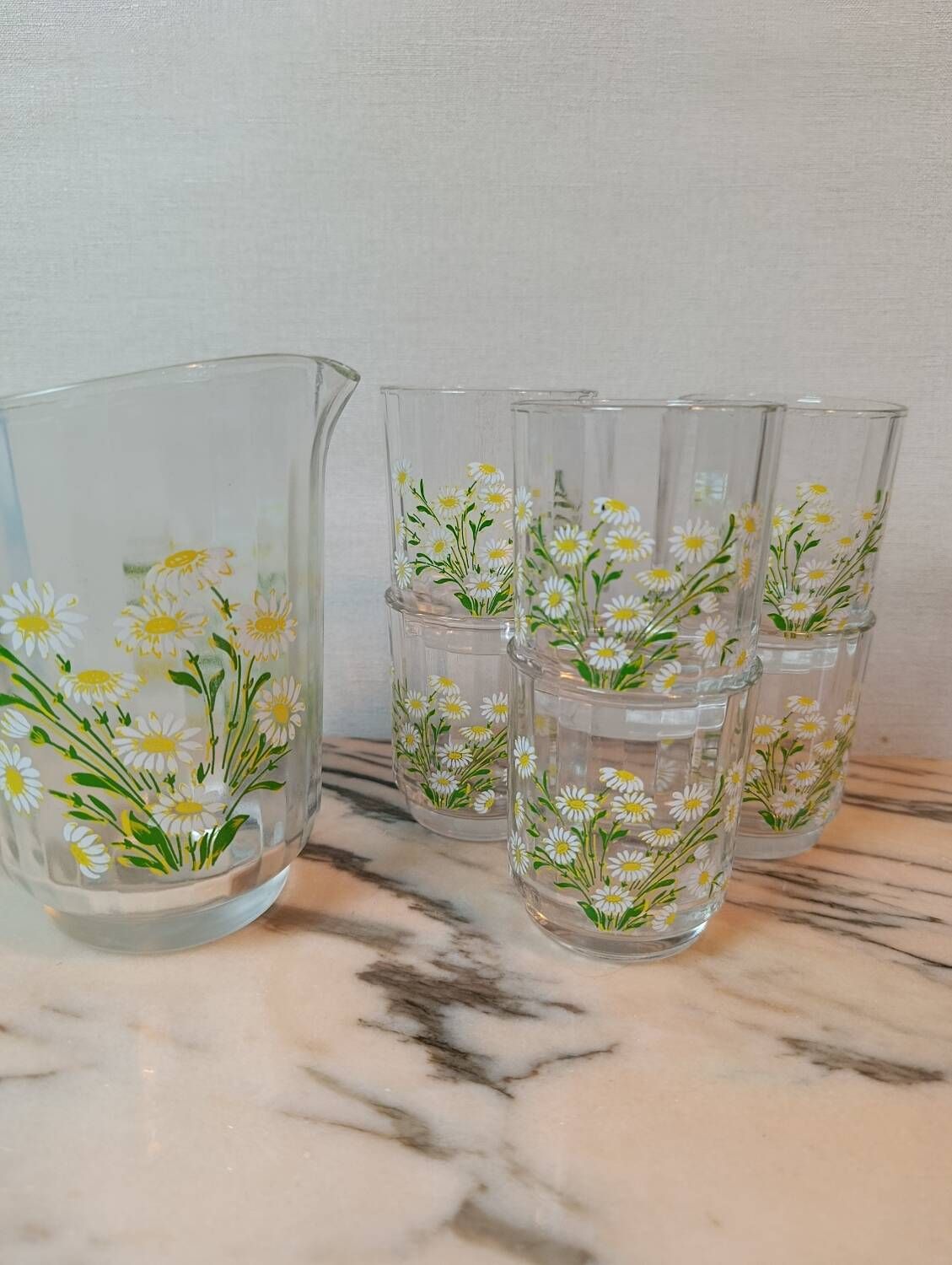 Orangeade service with a jug and six glasses featuring a daisy pattern.