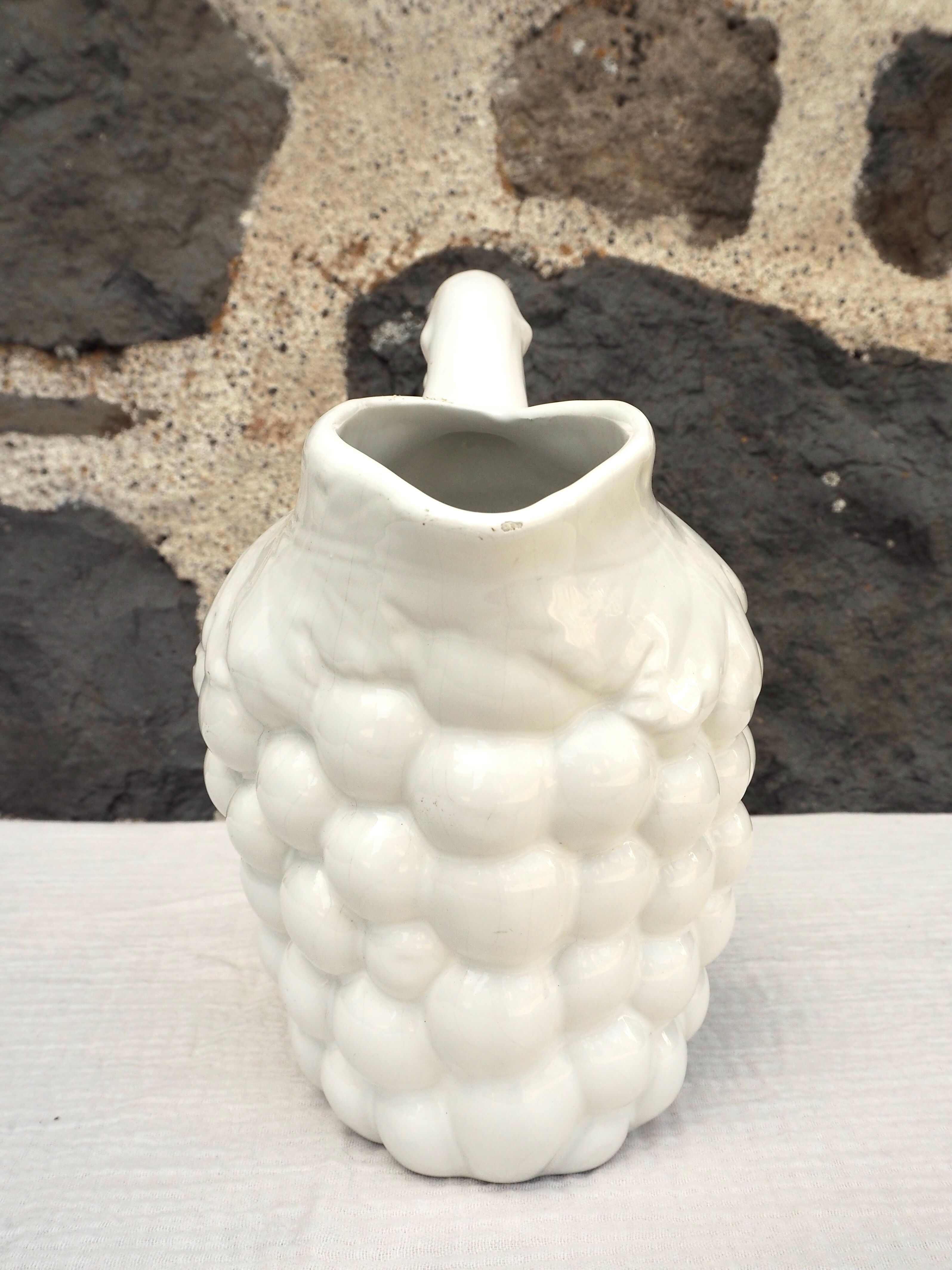 Pichet raisin en céramique blanche
