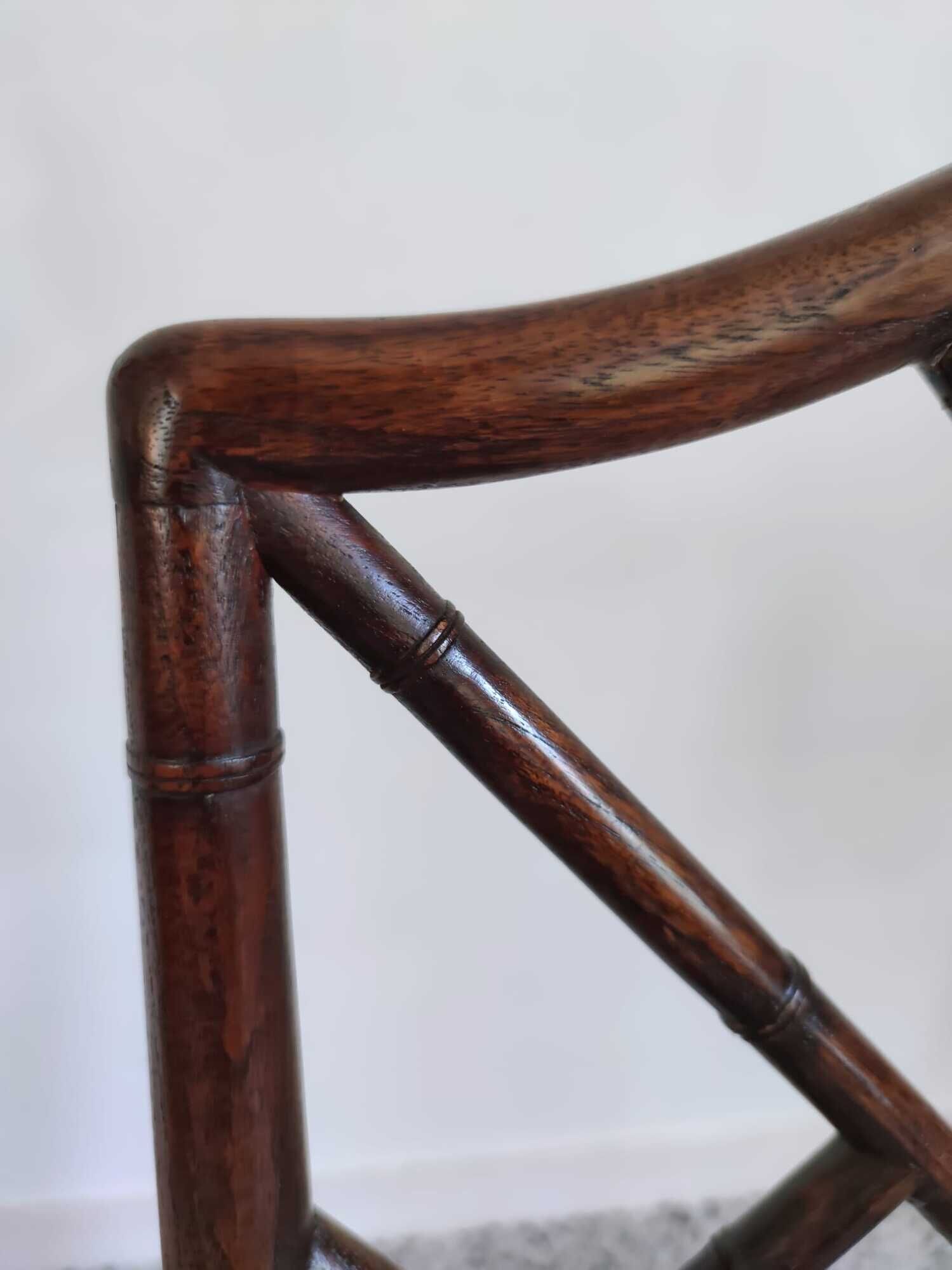 Fauteuil asiatique canné en bois à l'imitation du bambou