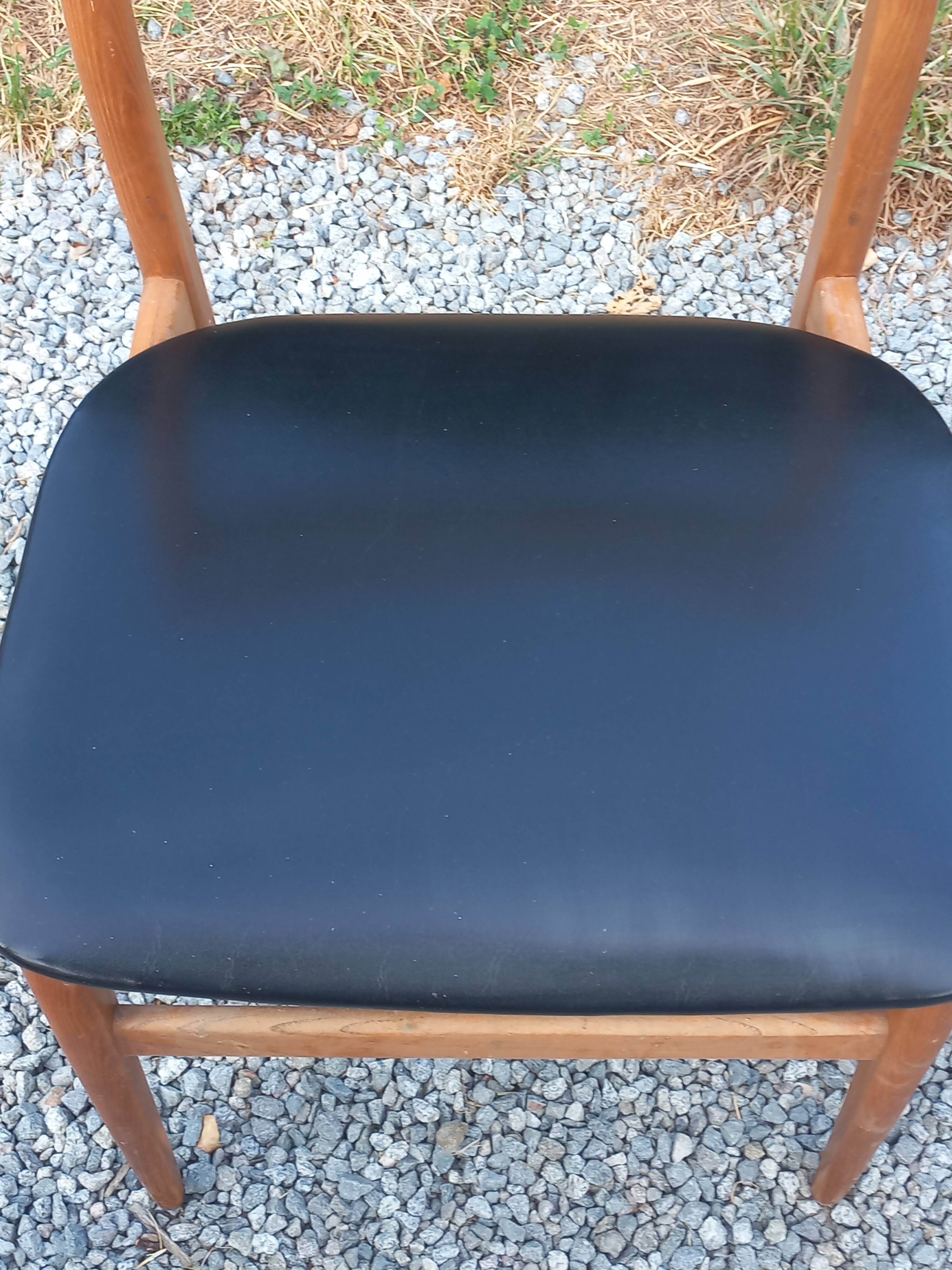 Set of 4 Scandinavian-style teak chairs from the 1970s.