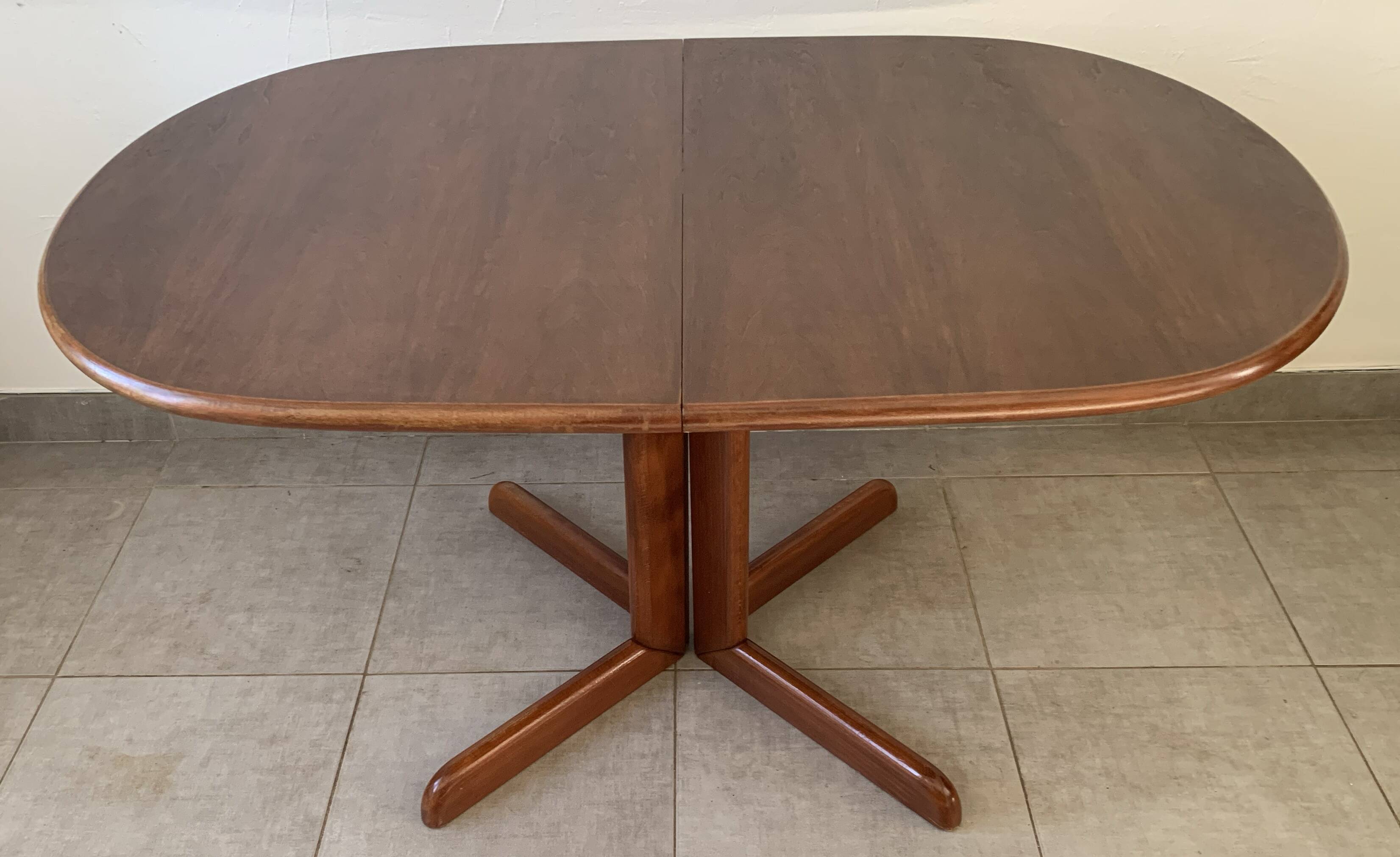 Table extensible danoise ovale en teck, années 60