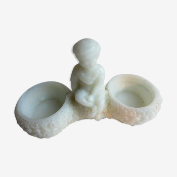 salière opaline blanche art déco ou art nouveau, enfant assis entre 2 salerons